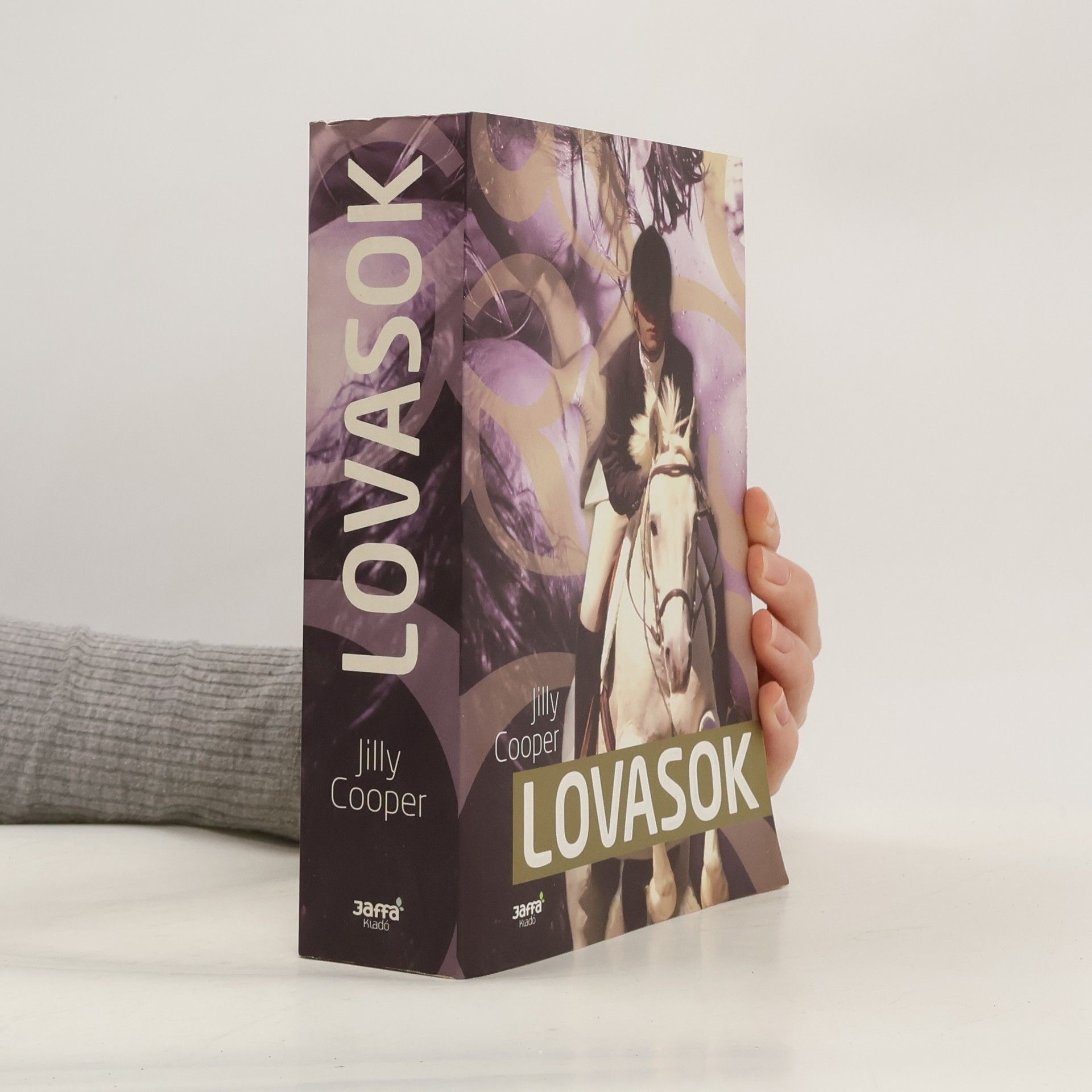 Perlényi-Chapman Eszter Lovasok