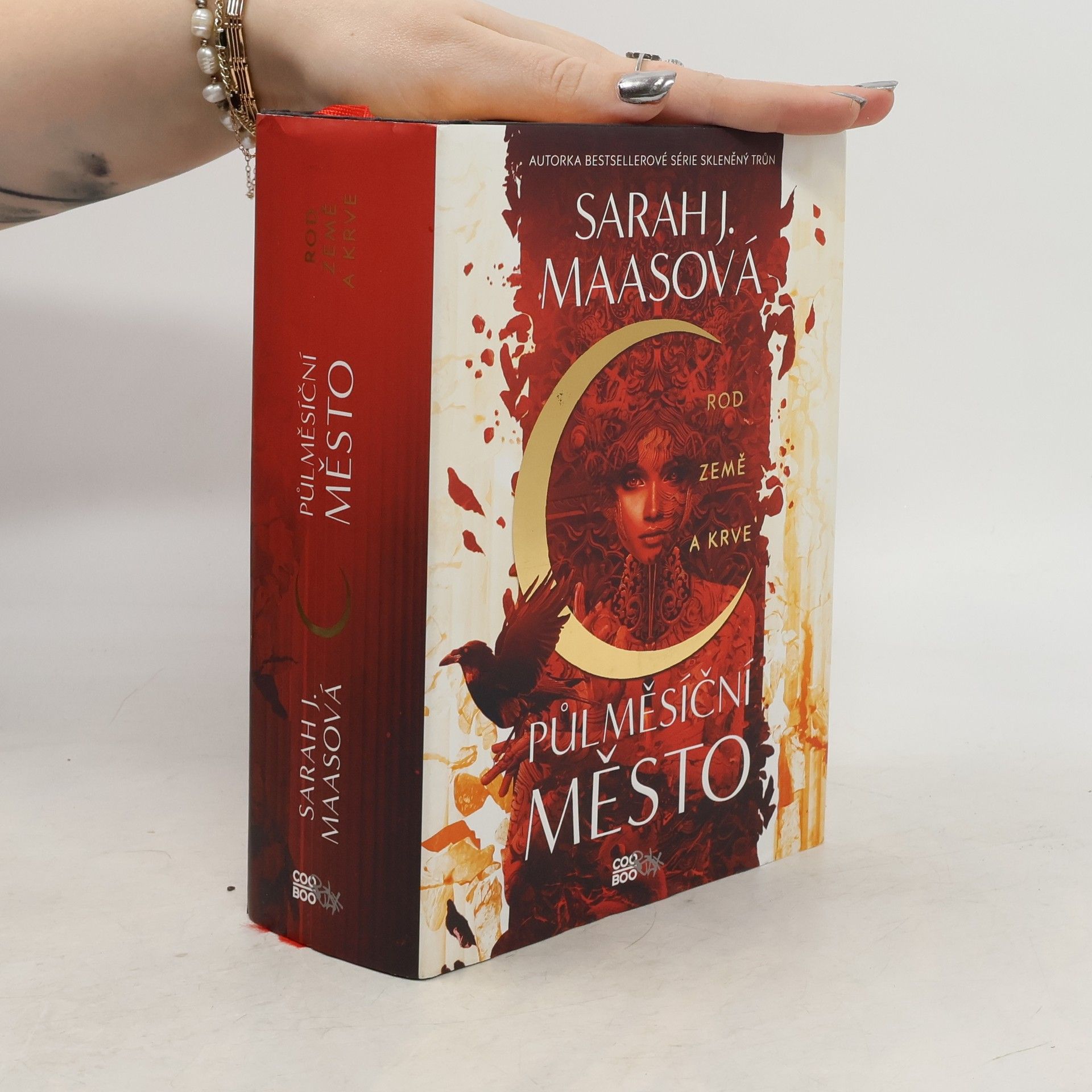 Půlměsíční město. Rod země a krve
