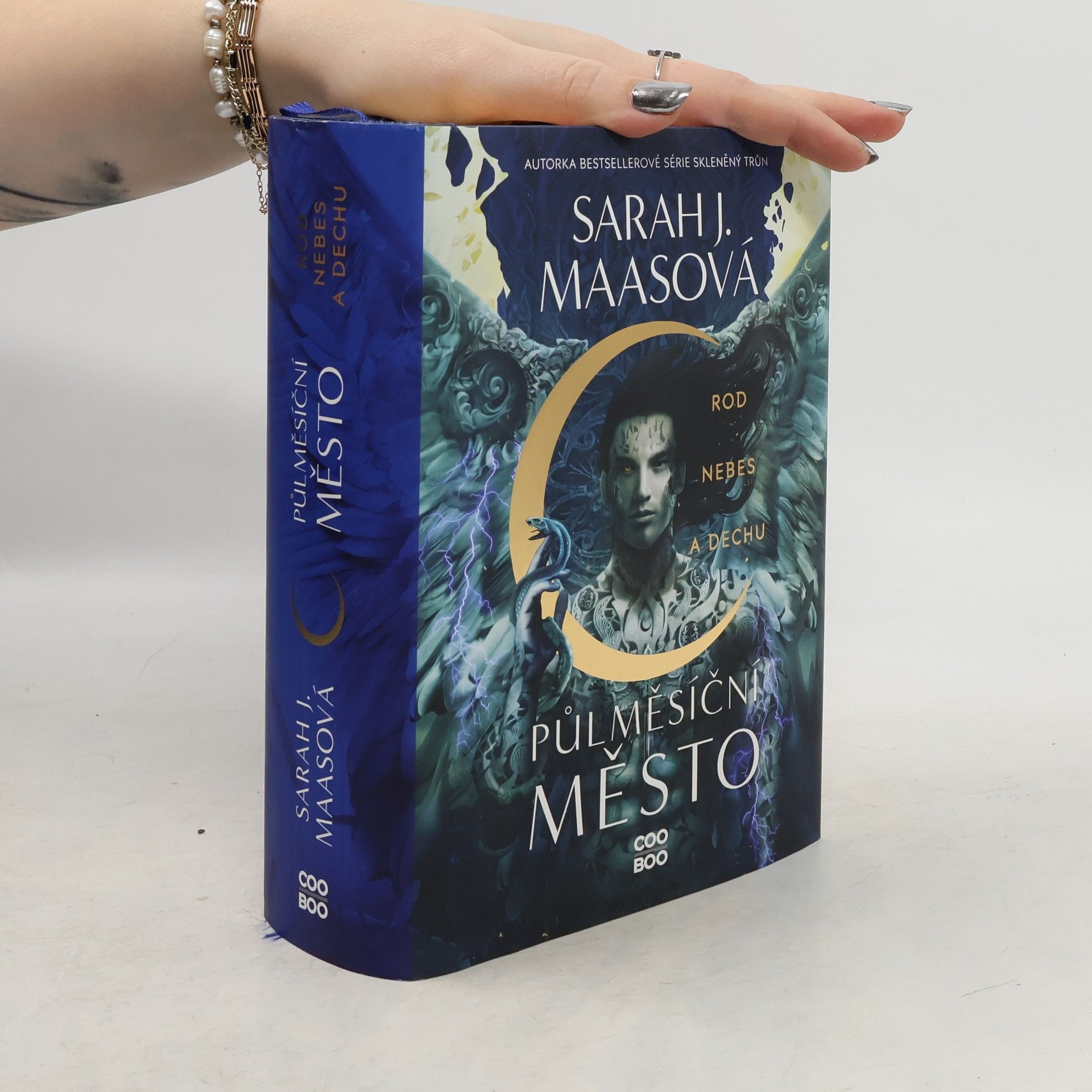 Sarah J. Maas Půlměsíční město. Rod nebes a dechu