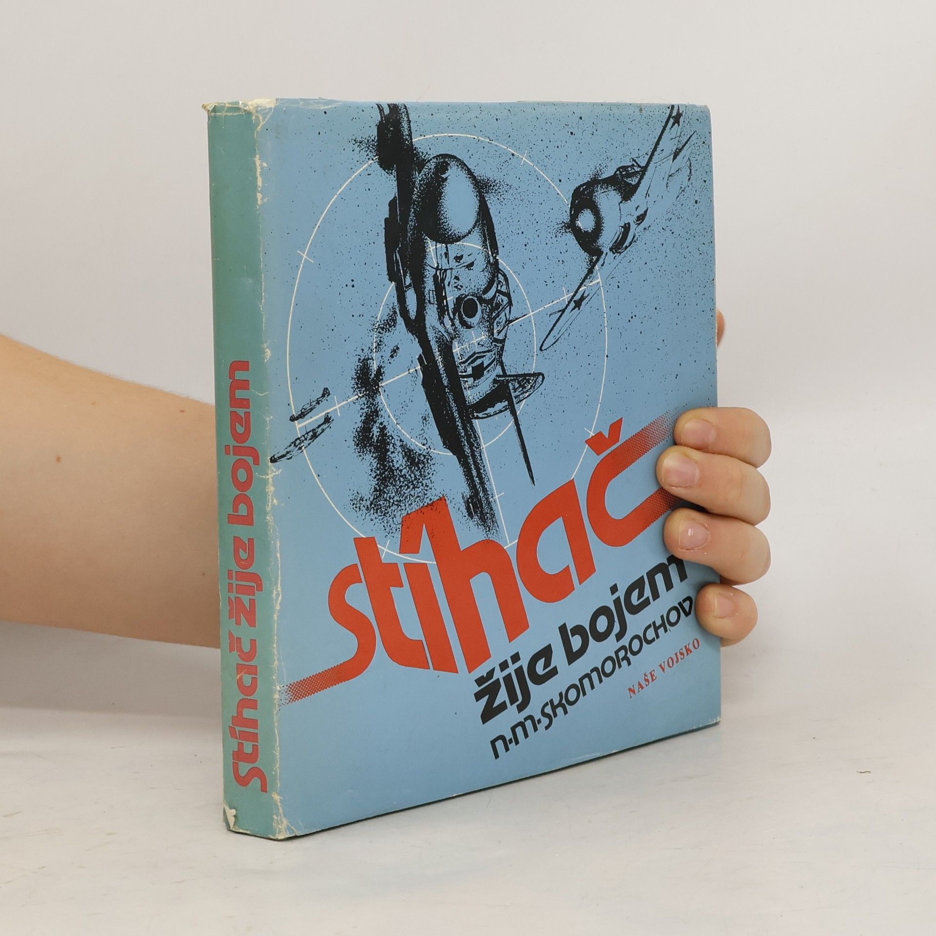 Stíhač žije bojem