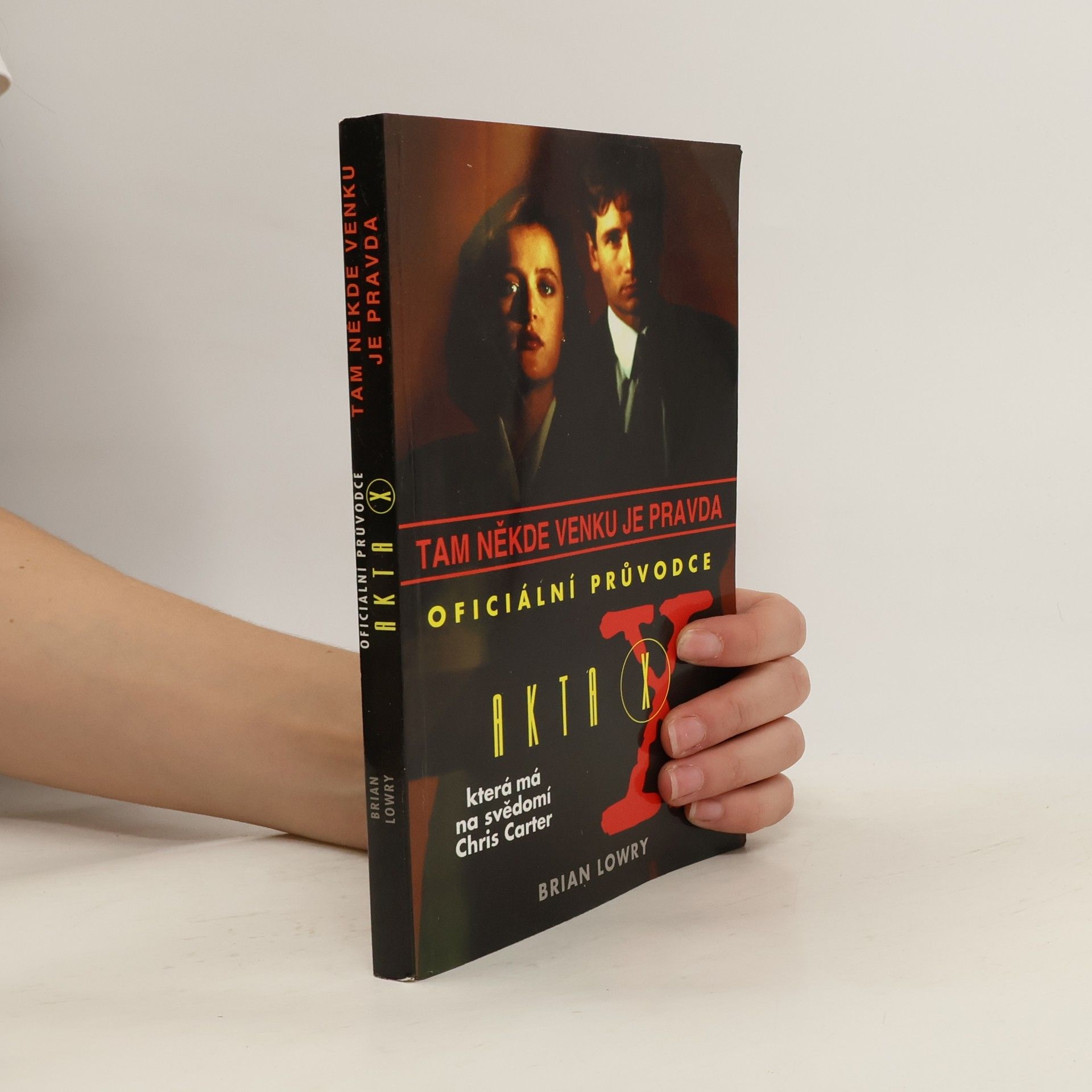 Brian Lowry Tam někde venku je pravda. Oficiální průvodce Akty X, která má na svědomí Chris Carter