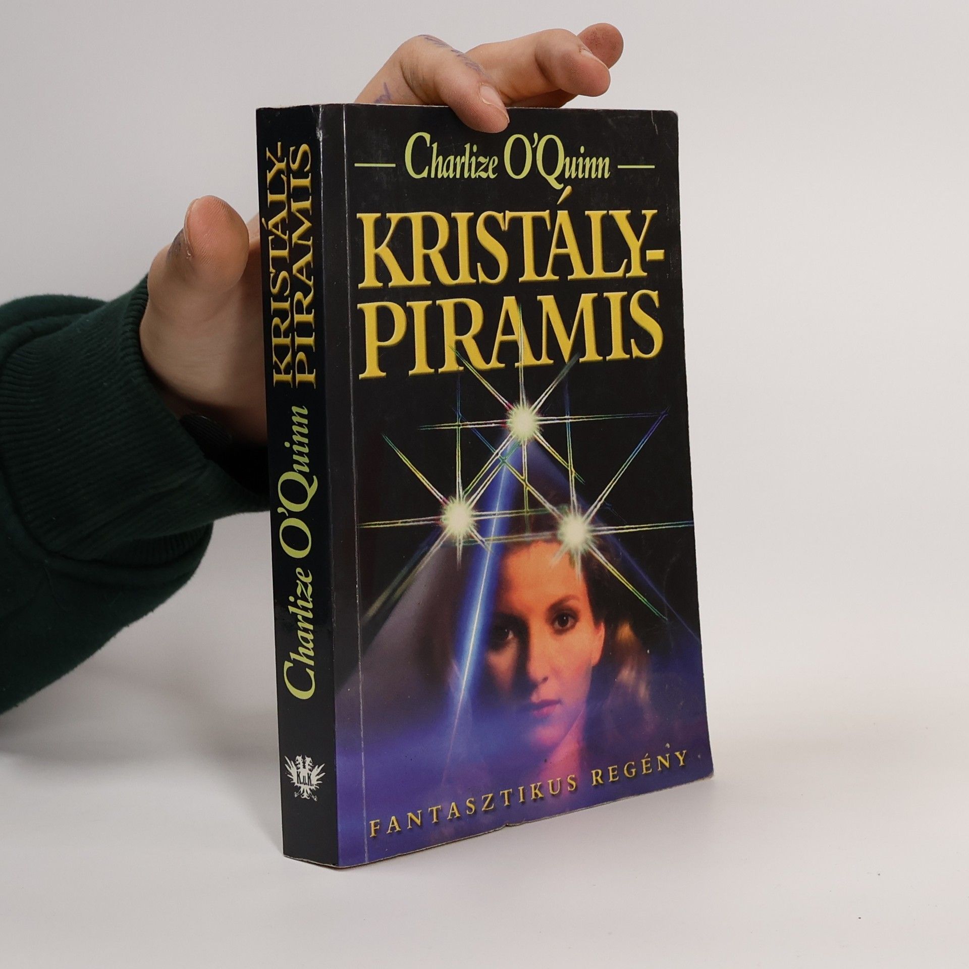 Charlize O'Quinn Kristálypiramis