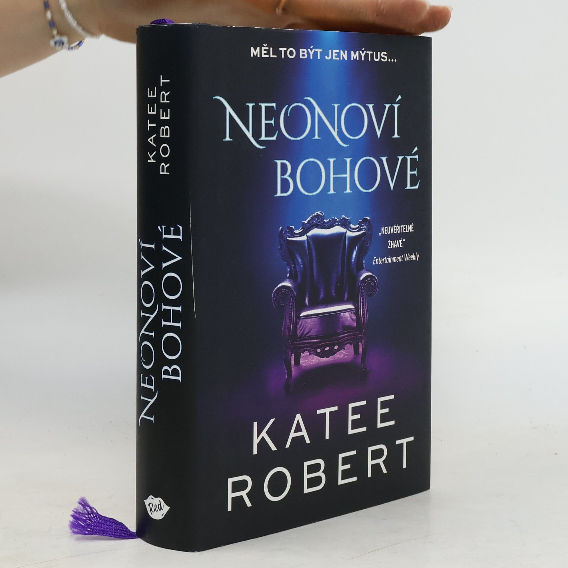 Katee Robert Neonoví bohové