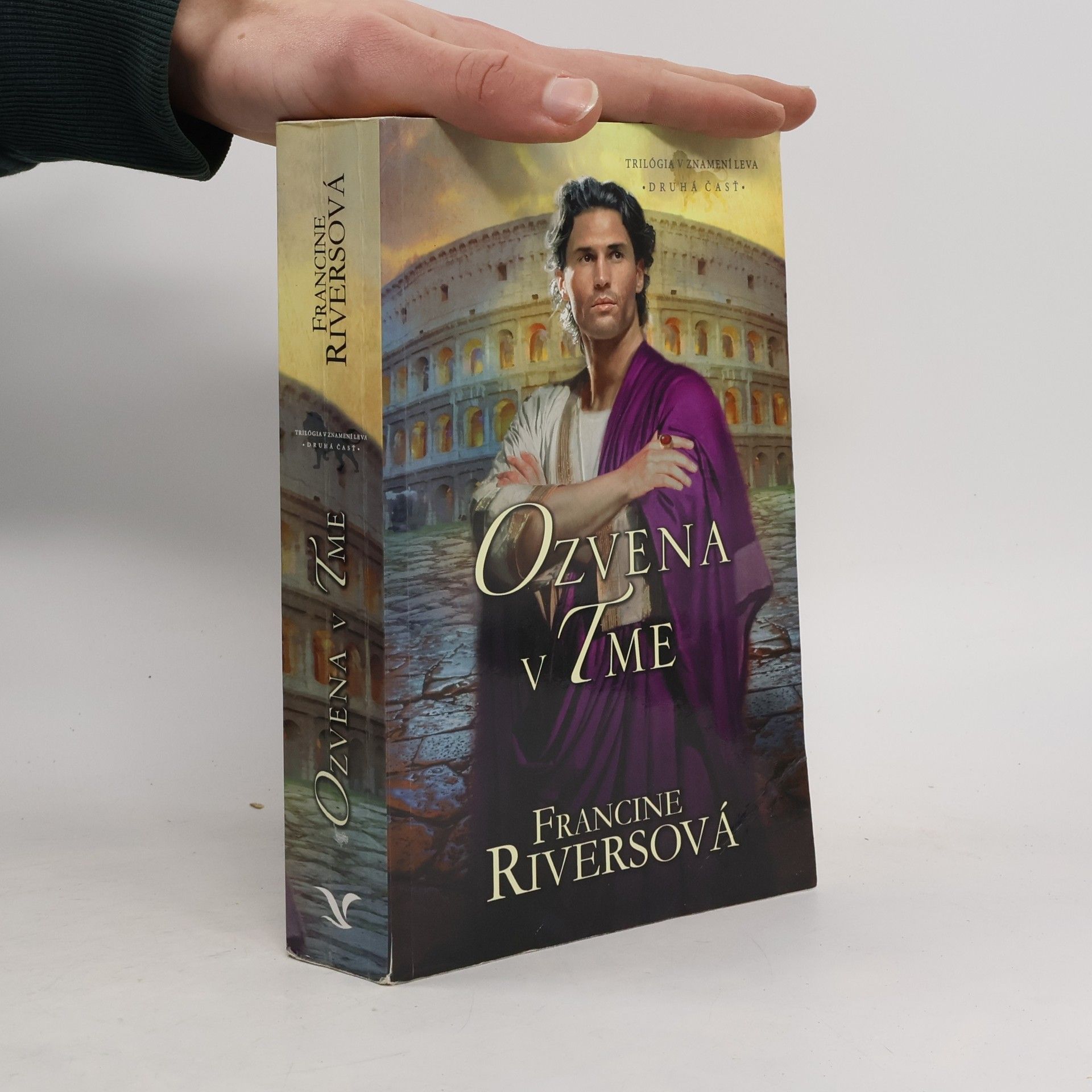 Francine Rivers Ozvena v Tme