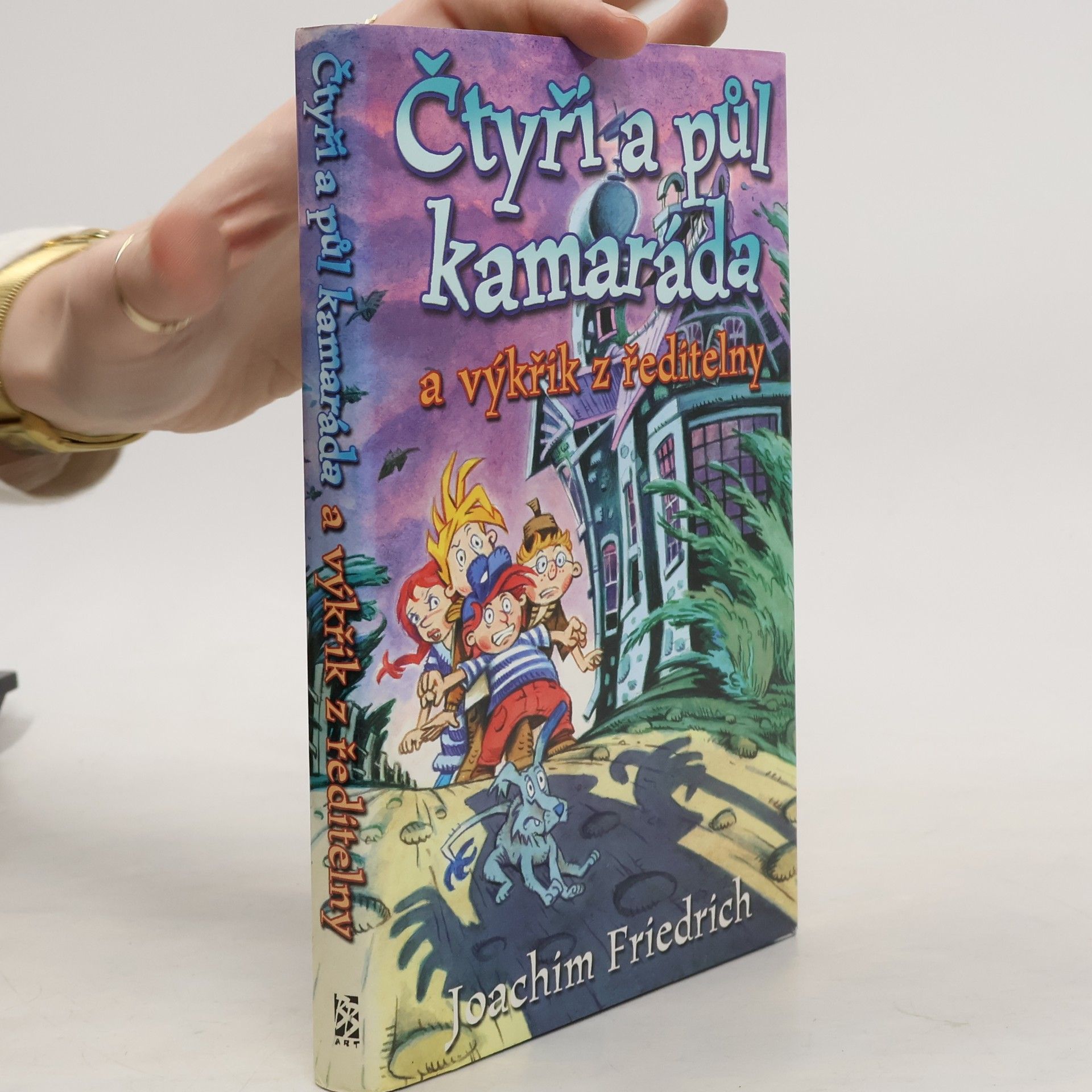 Čtyři a půl kamaráda a výkřik z ředitelny