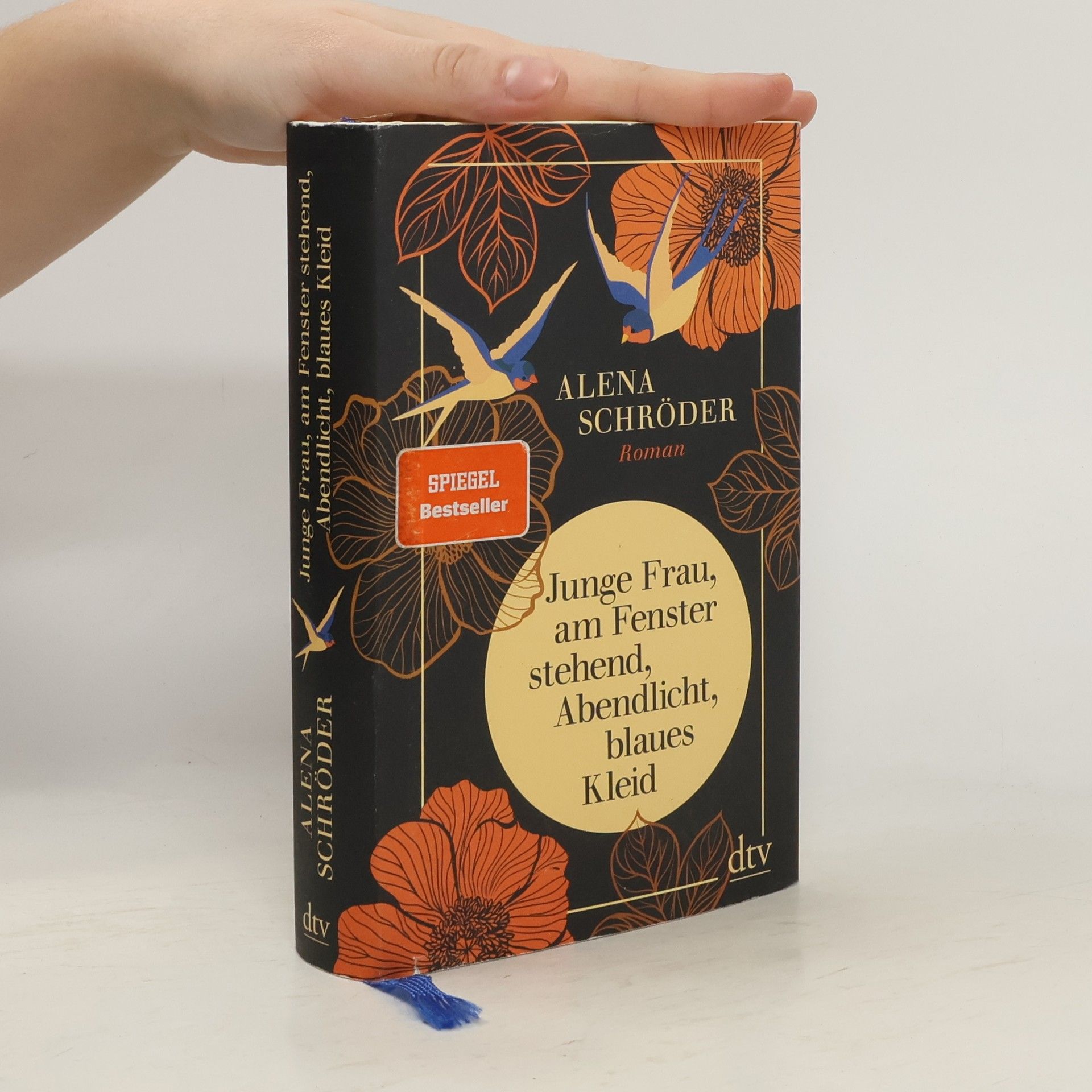 Alena Schröder Junge Frau, am Fenster stehend, Abendlicht, blaues Kleid