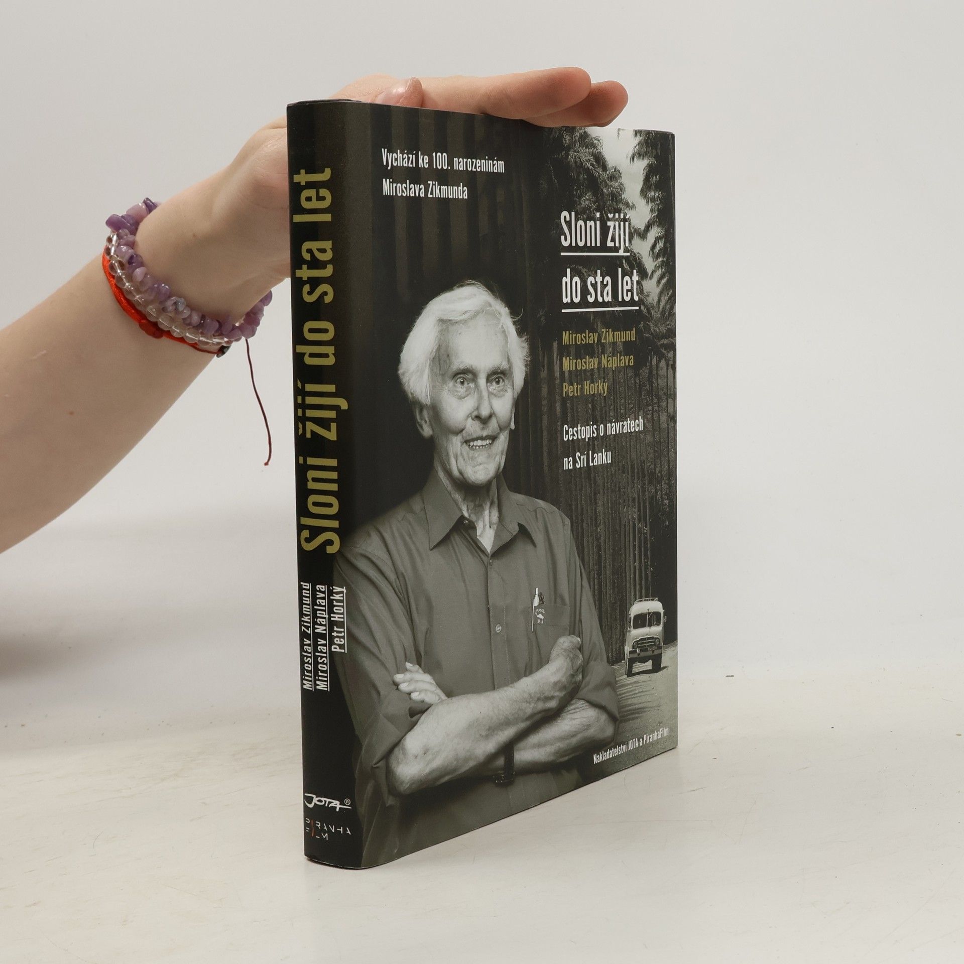 Sloni žijí do sta let