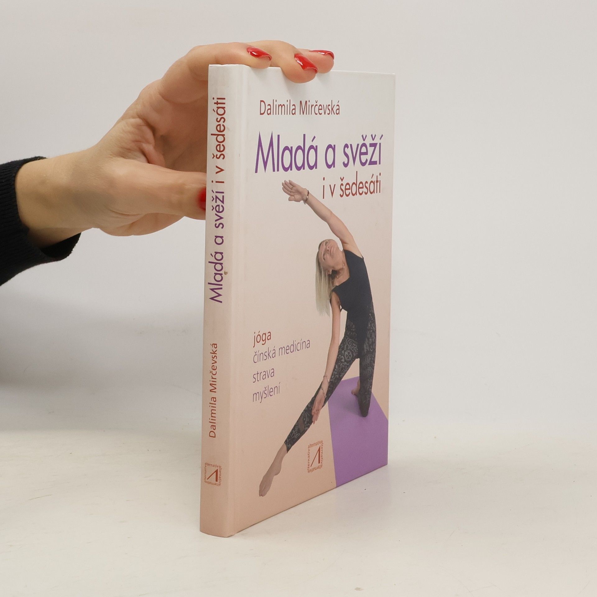 Mladá a svěží i v šedesáti : jak cvičit jógu, používat tradiční čínskou medicínu, jíst a myslet...