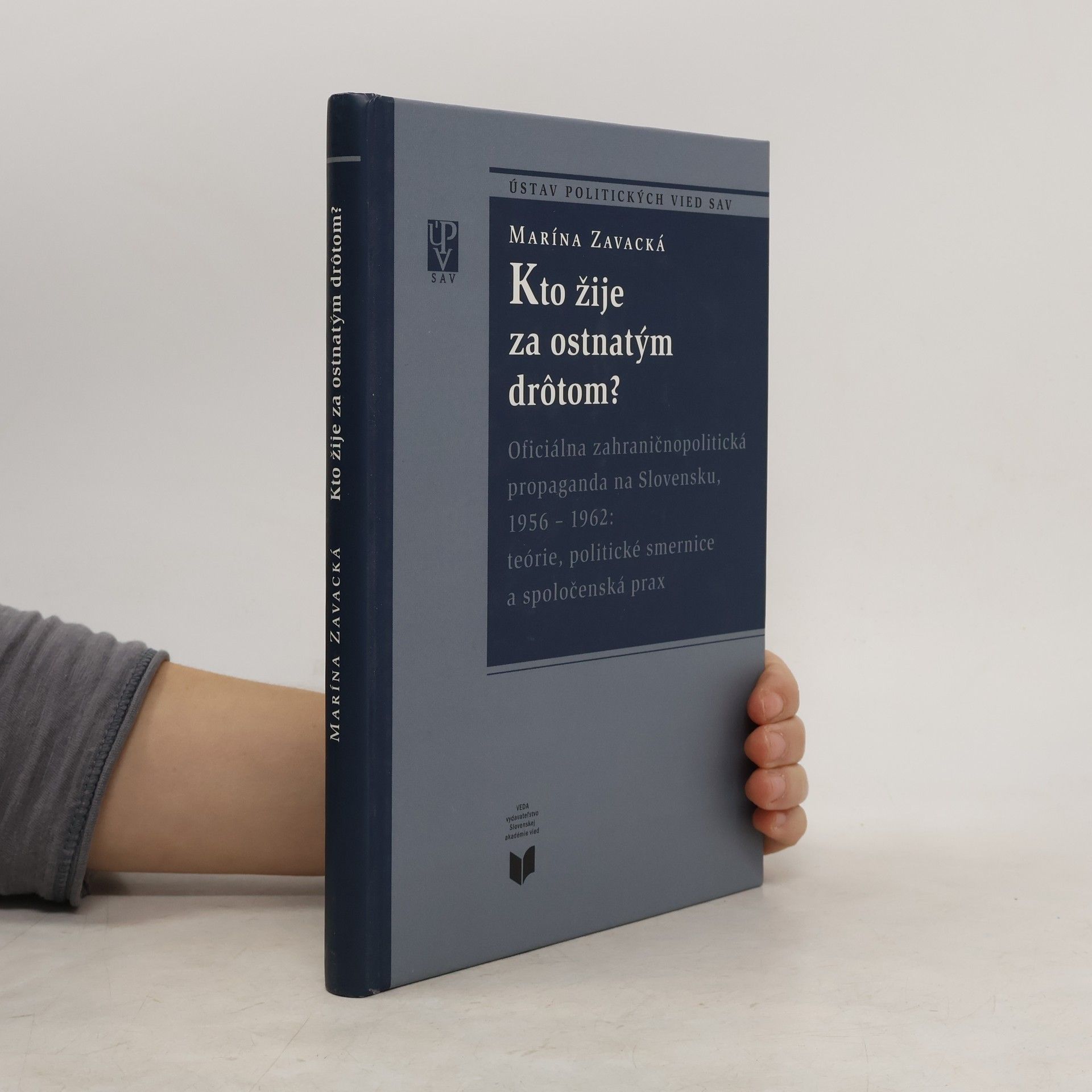 Marína Zavacká Kto žije za ostnatým drôtom?