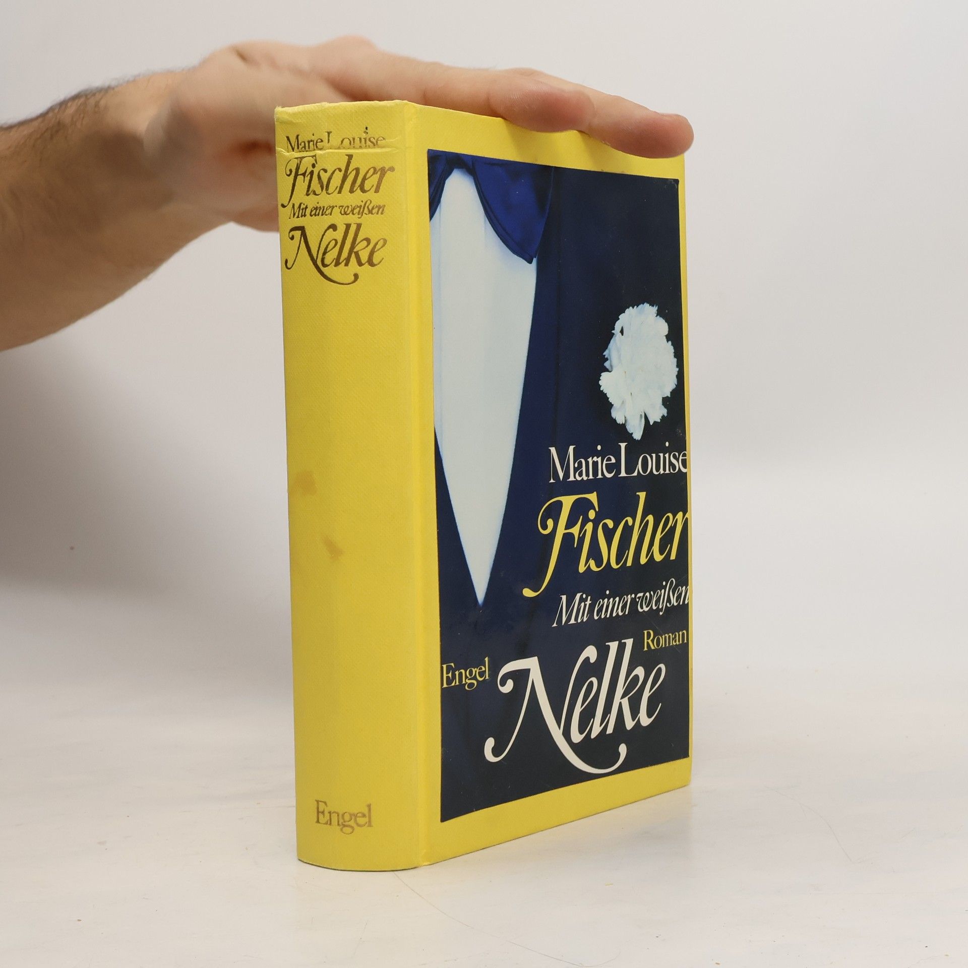 Marie Louise Fischer Mit einer weißen Nelke