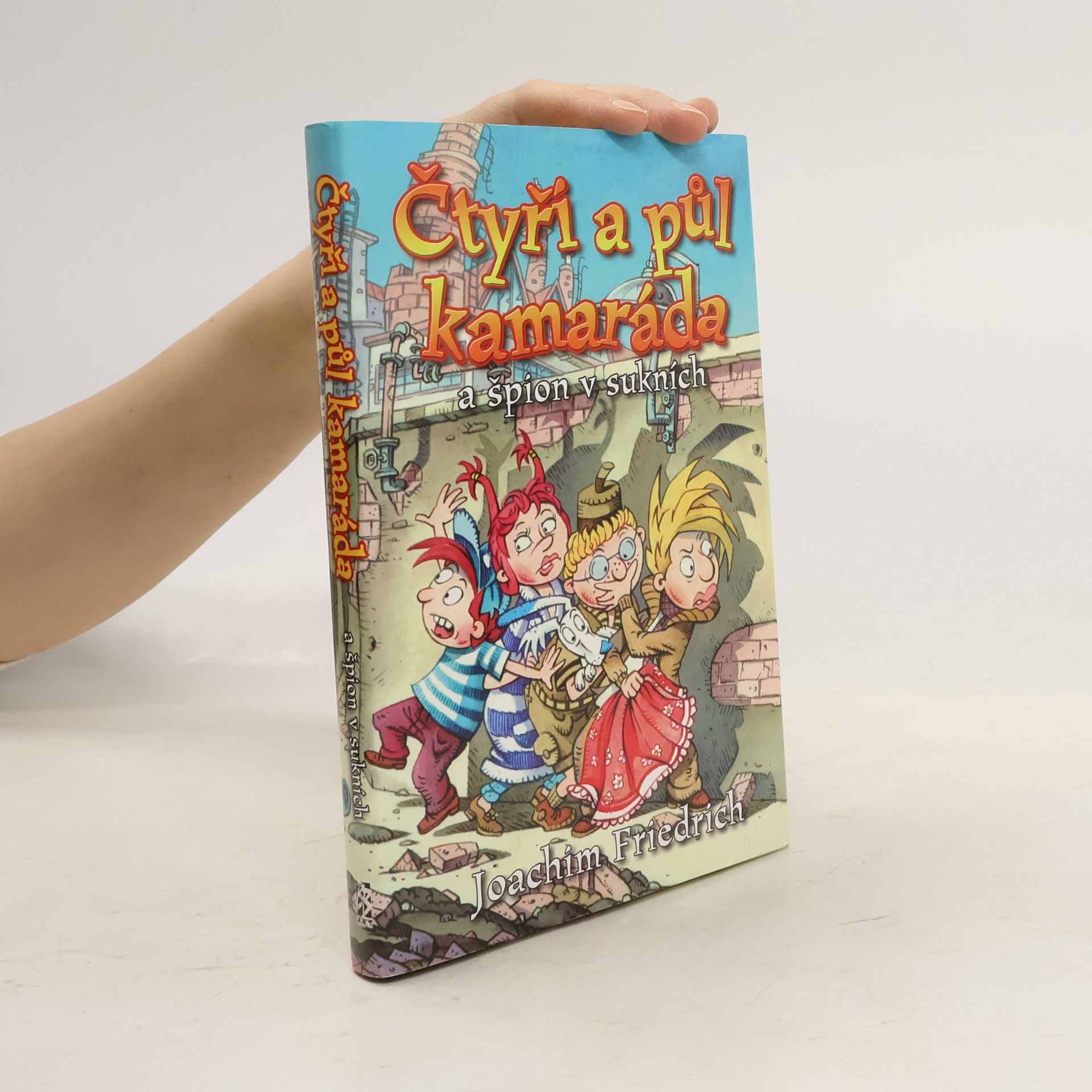 Čtyři a půl kamaráda a špion v sukních