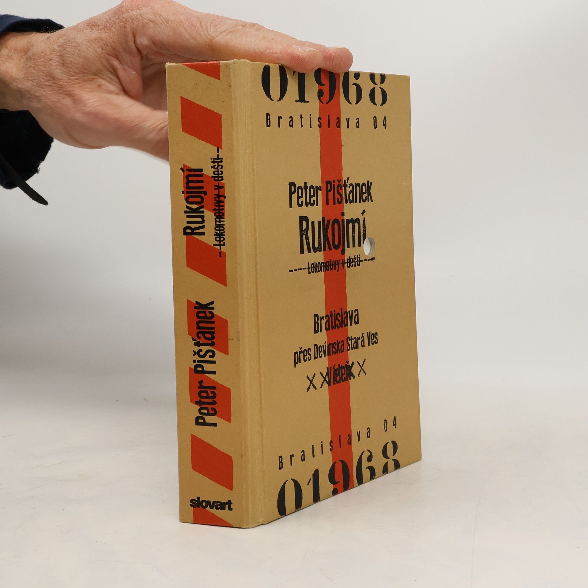 Rukojmí: lokomotivy v dešti