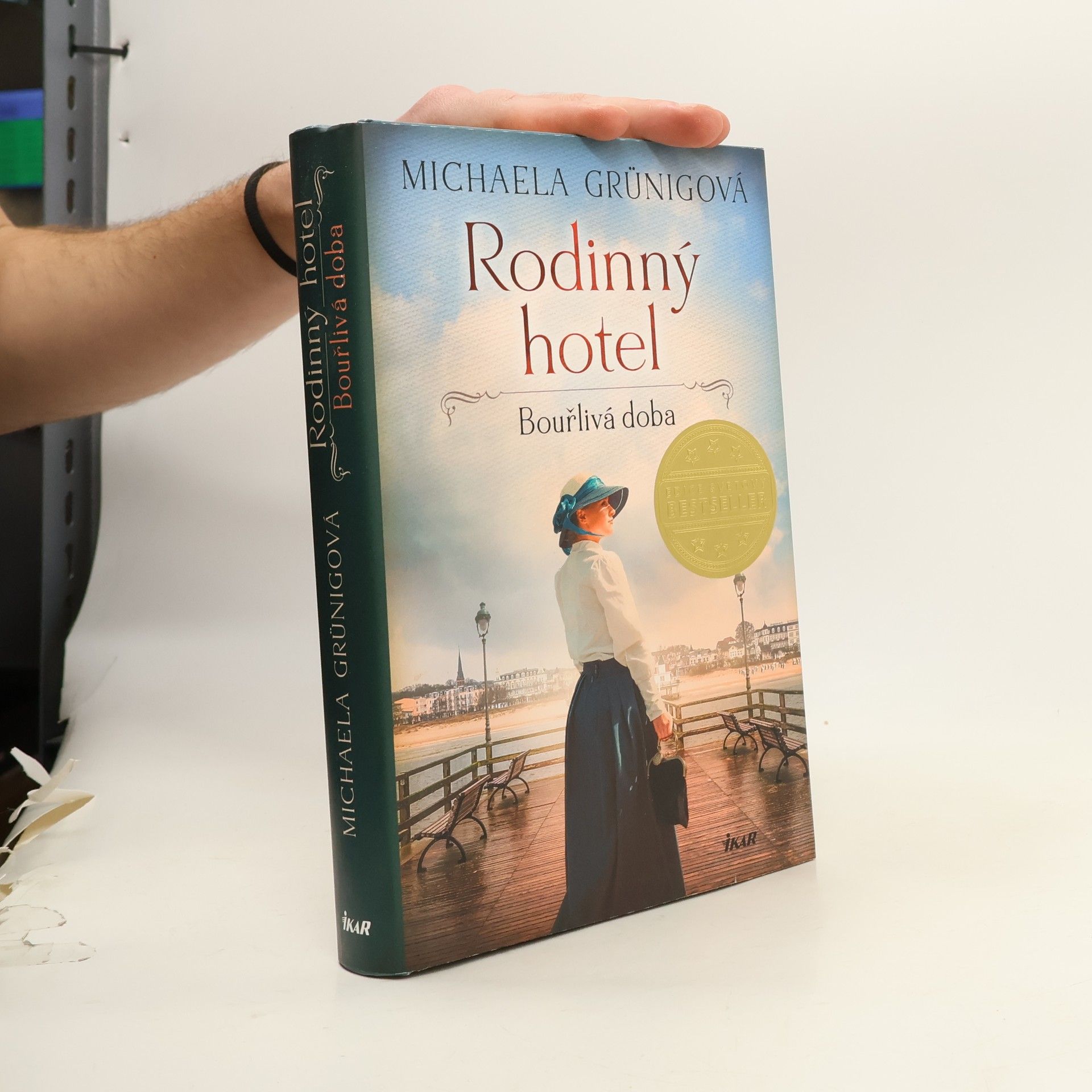Rodinný hotel. Bouřlivá doba