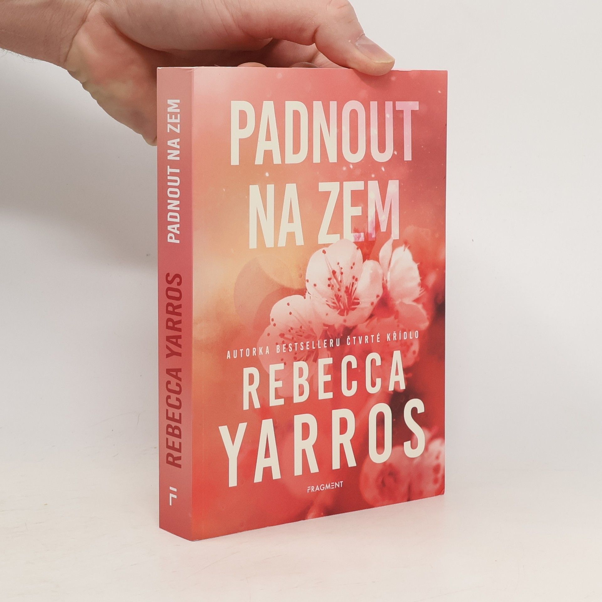 Rebecca Yarros Padnout na zem