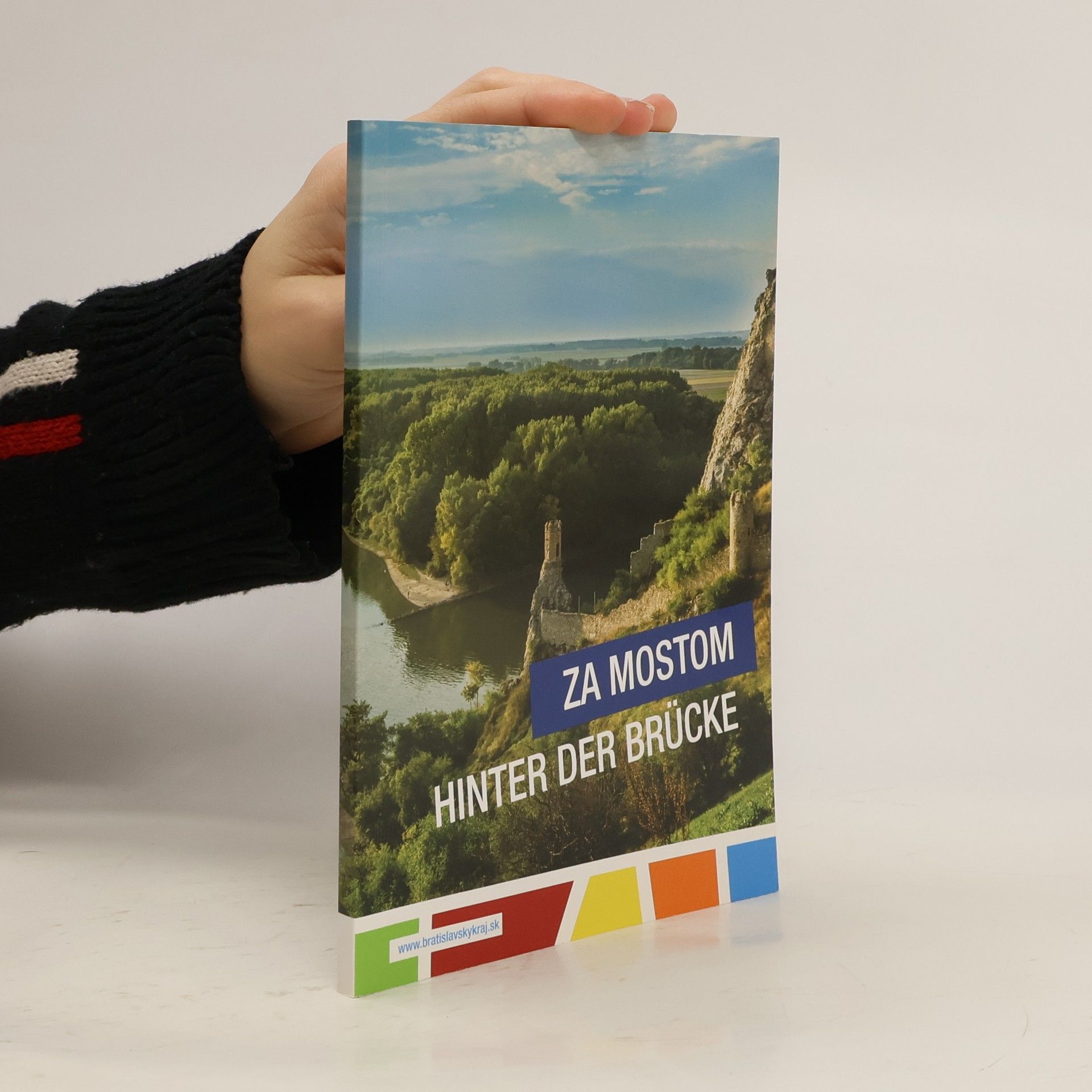 Za mostom. Hinter der Brücke.