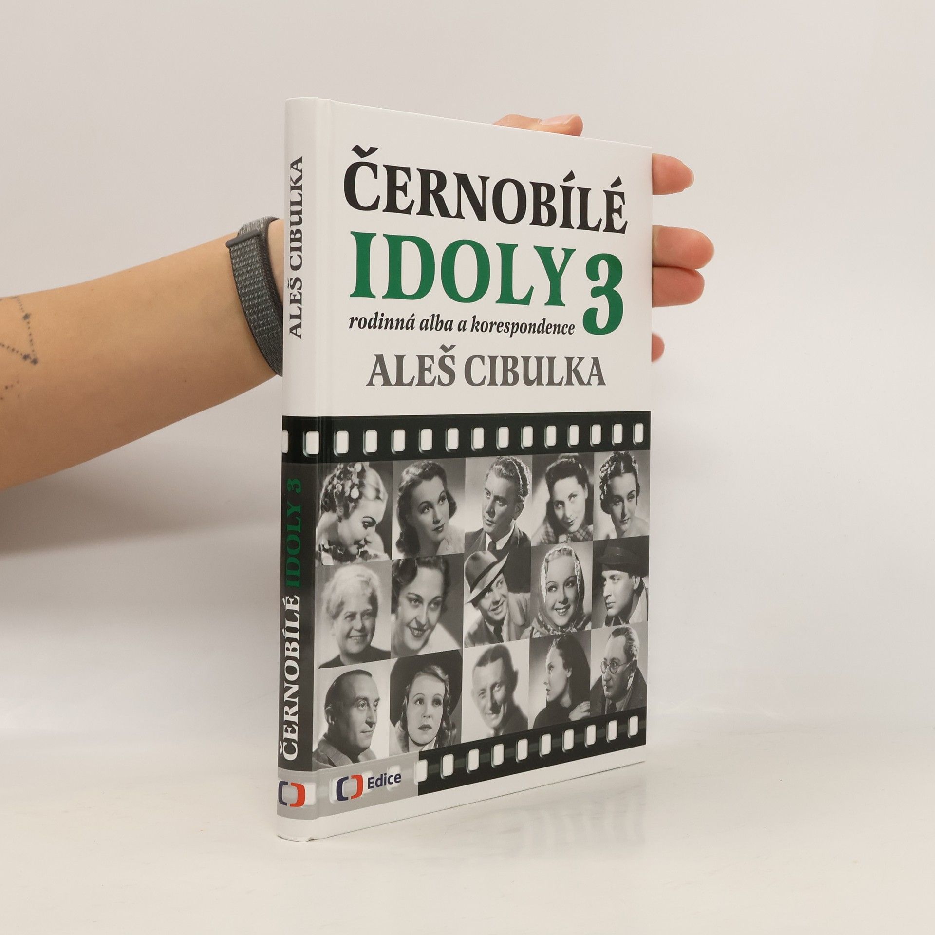 Aleš Cibulka Černobílé idoly. 3, Rodinná alba a korespondence