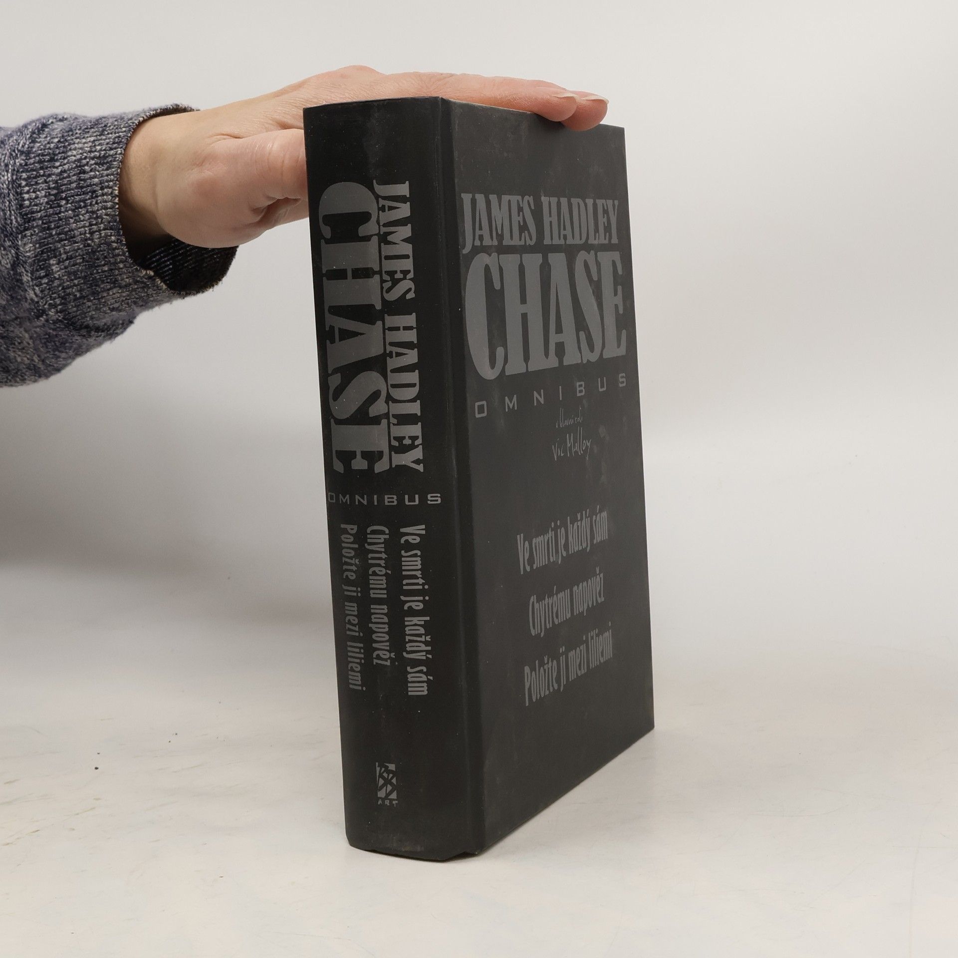 Ve smrti je každý sám. Chytrému napověz. Položte ji mezi liliemi