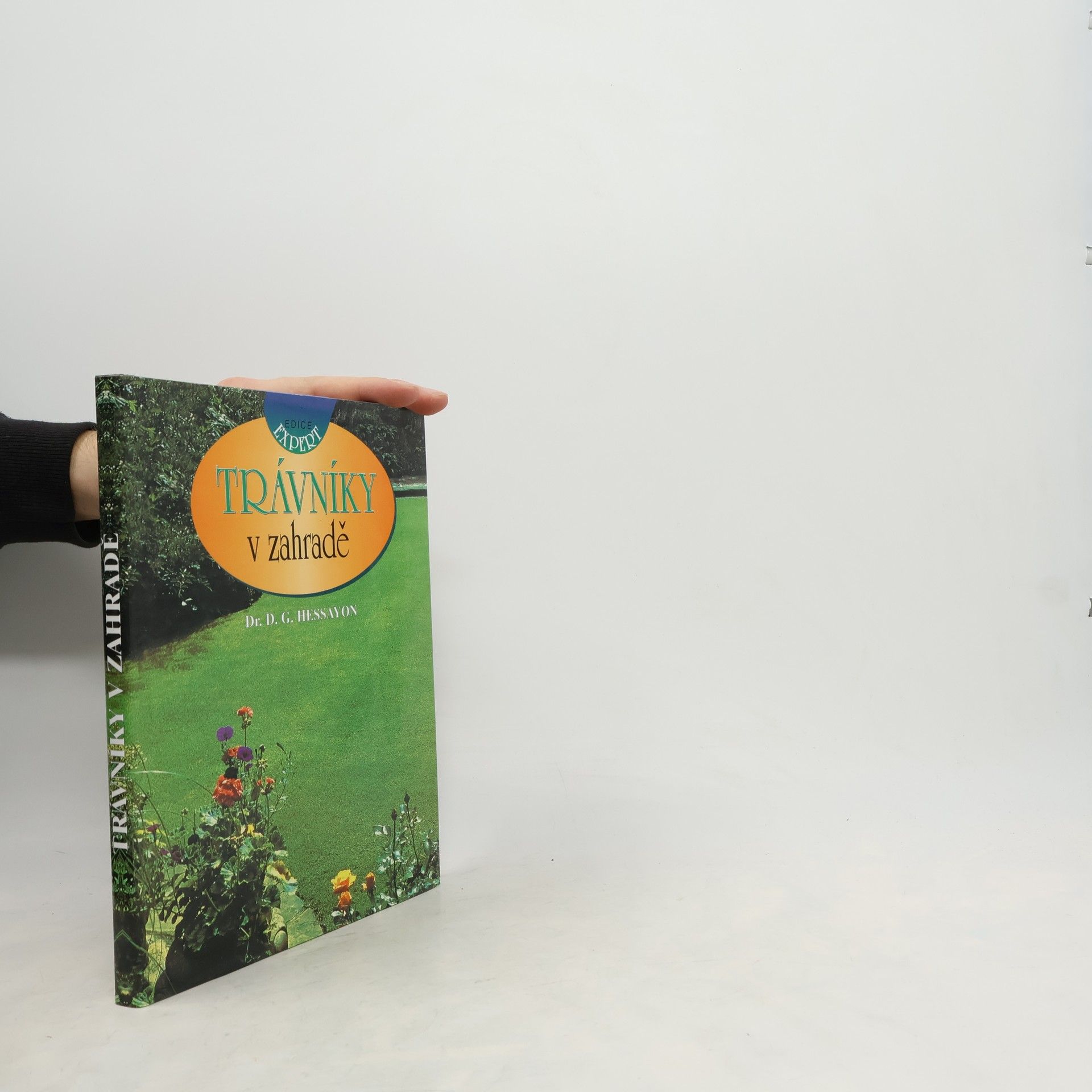 D. G. Hessayon Trávníky v zahradě