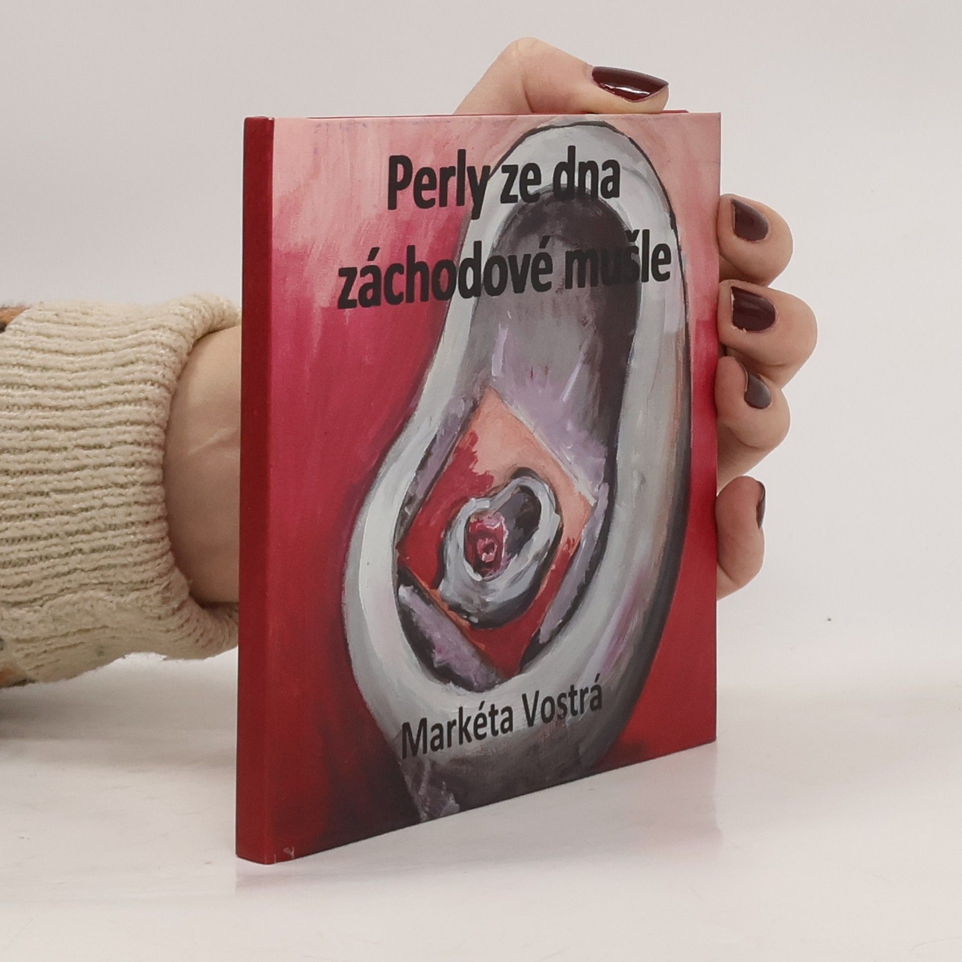 Perly ze dna záchodové mušle