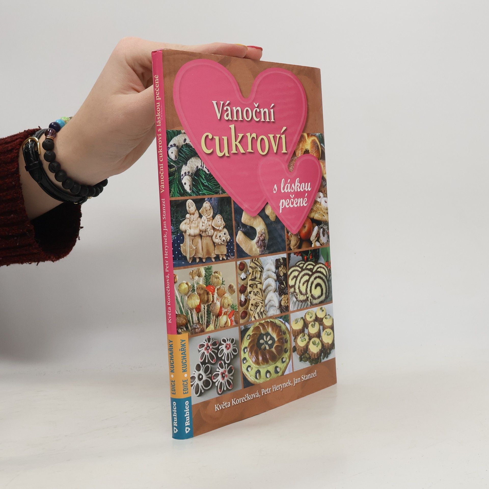 Květa Korečková Vánoční cukroví s láskou pečené