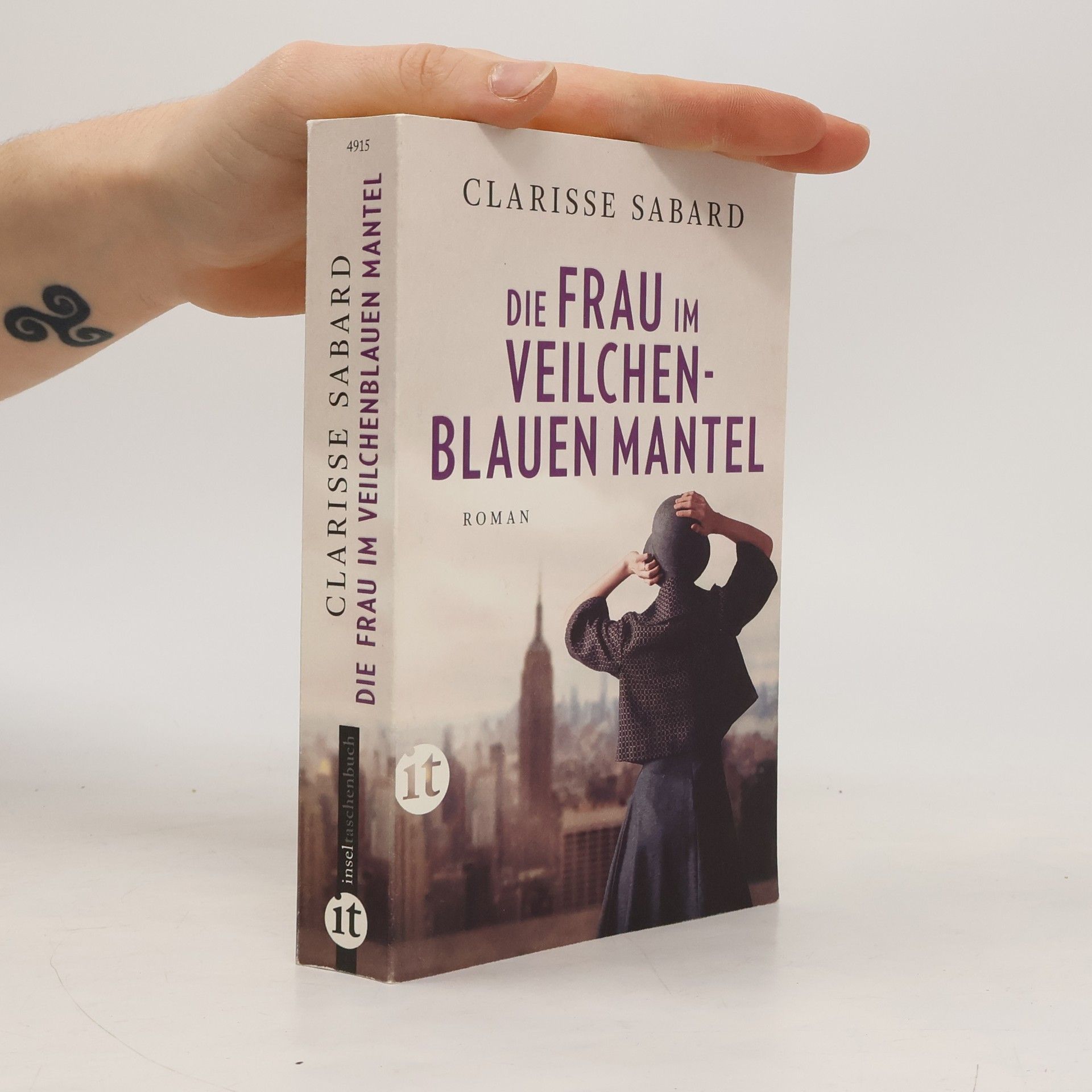 Die Frau im veilchenblauen Mantel