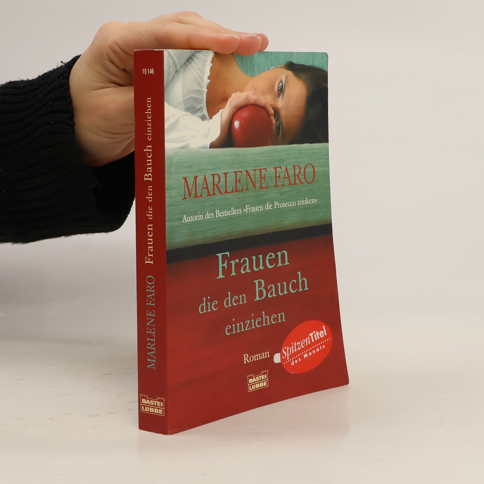 Frauen, die den Bauch einziehen