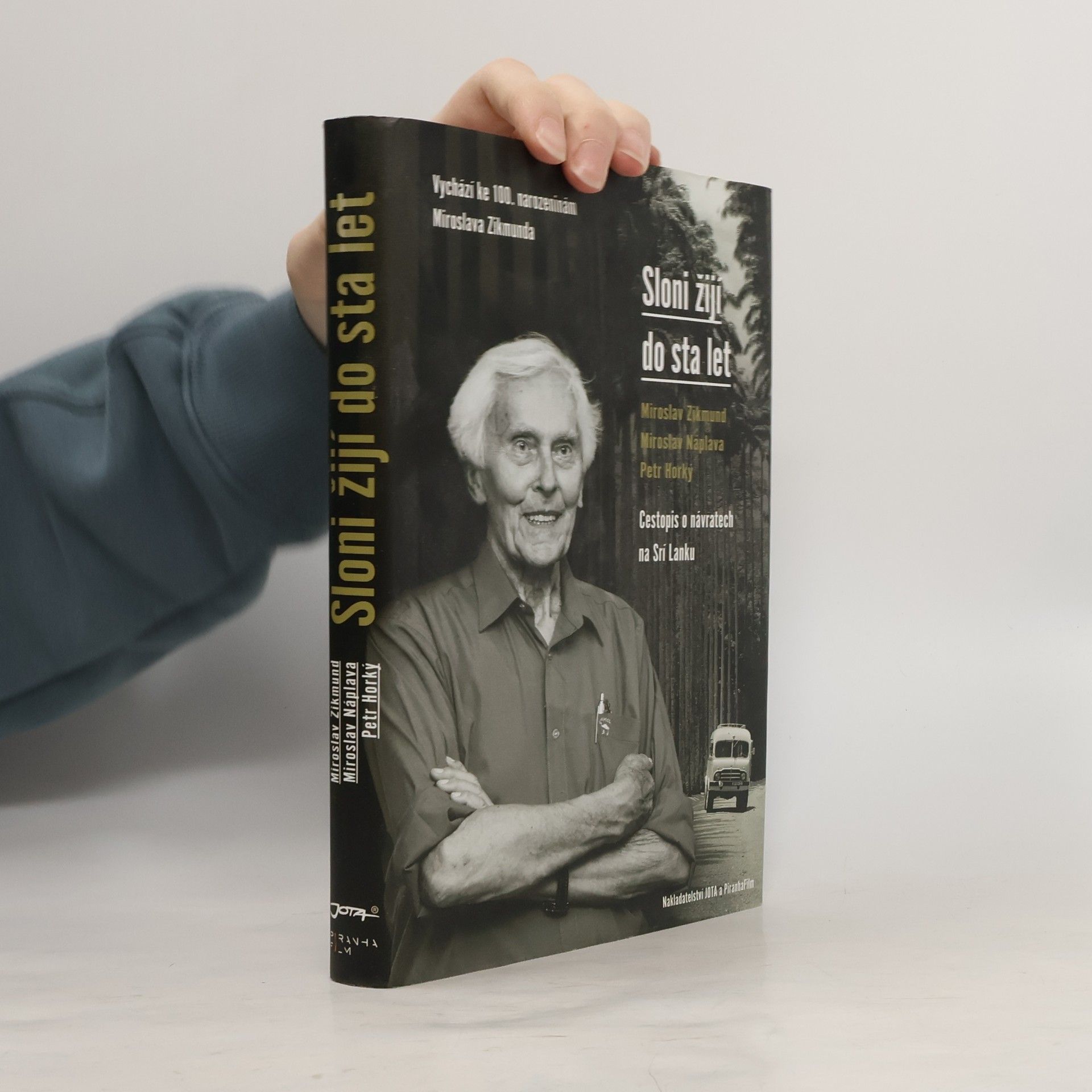 Sloni žijí do sta let