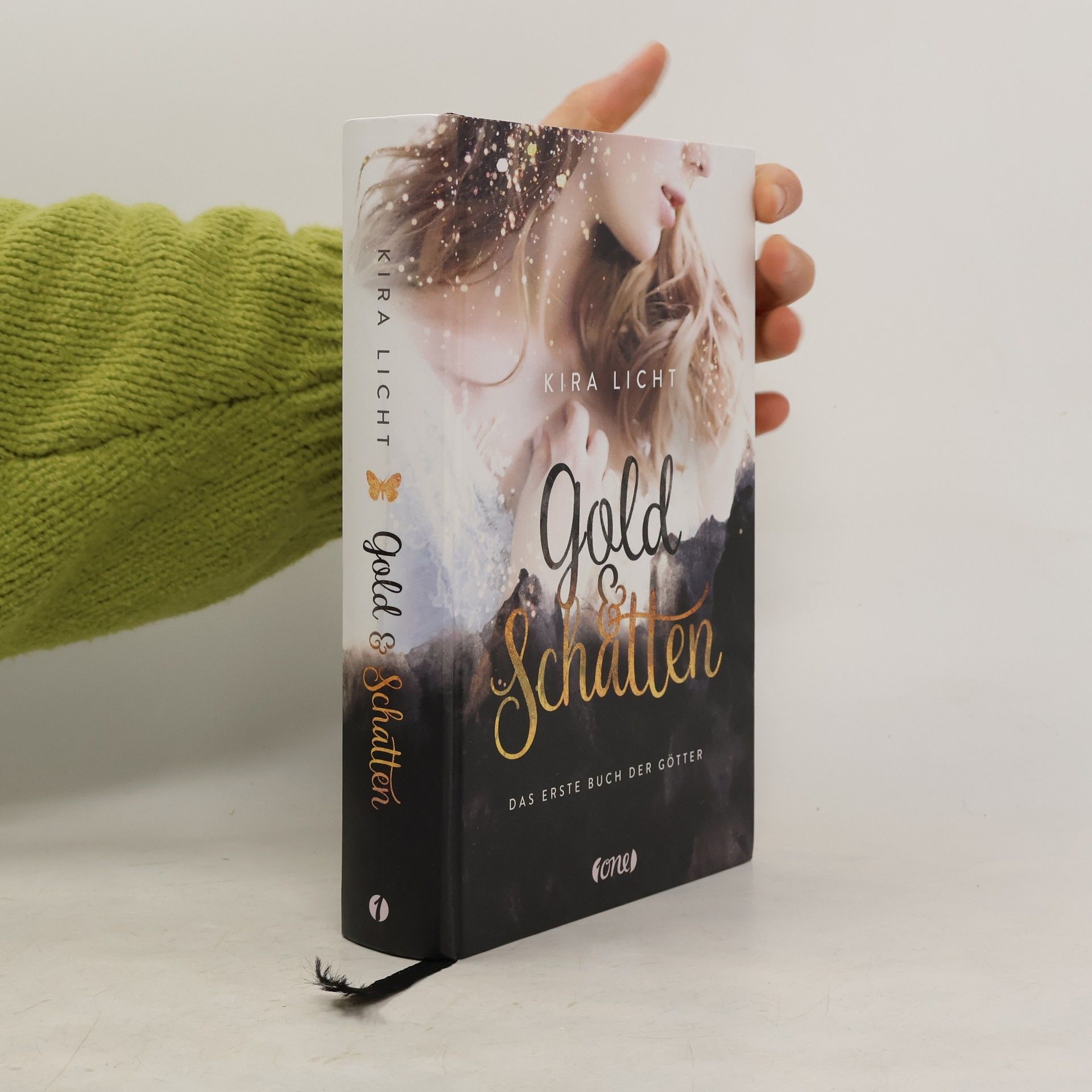 Kira Licht Gold und Schatten