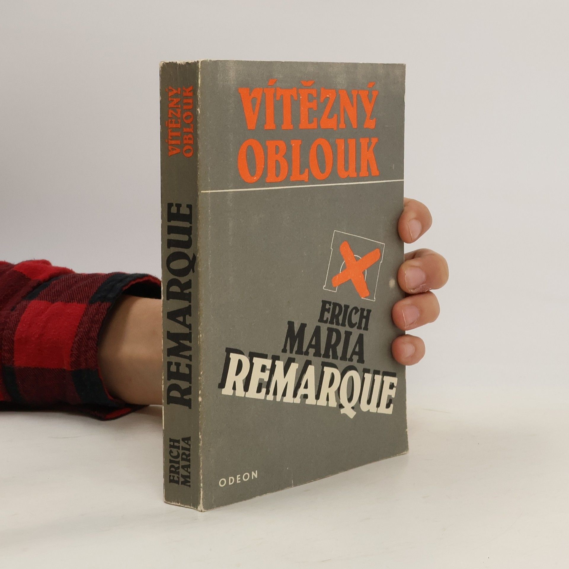 Erich Maria Remarque Vítězný oblouk