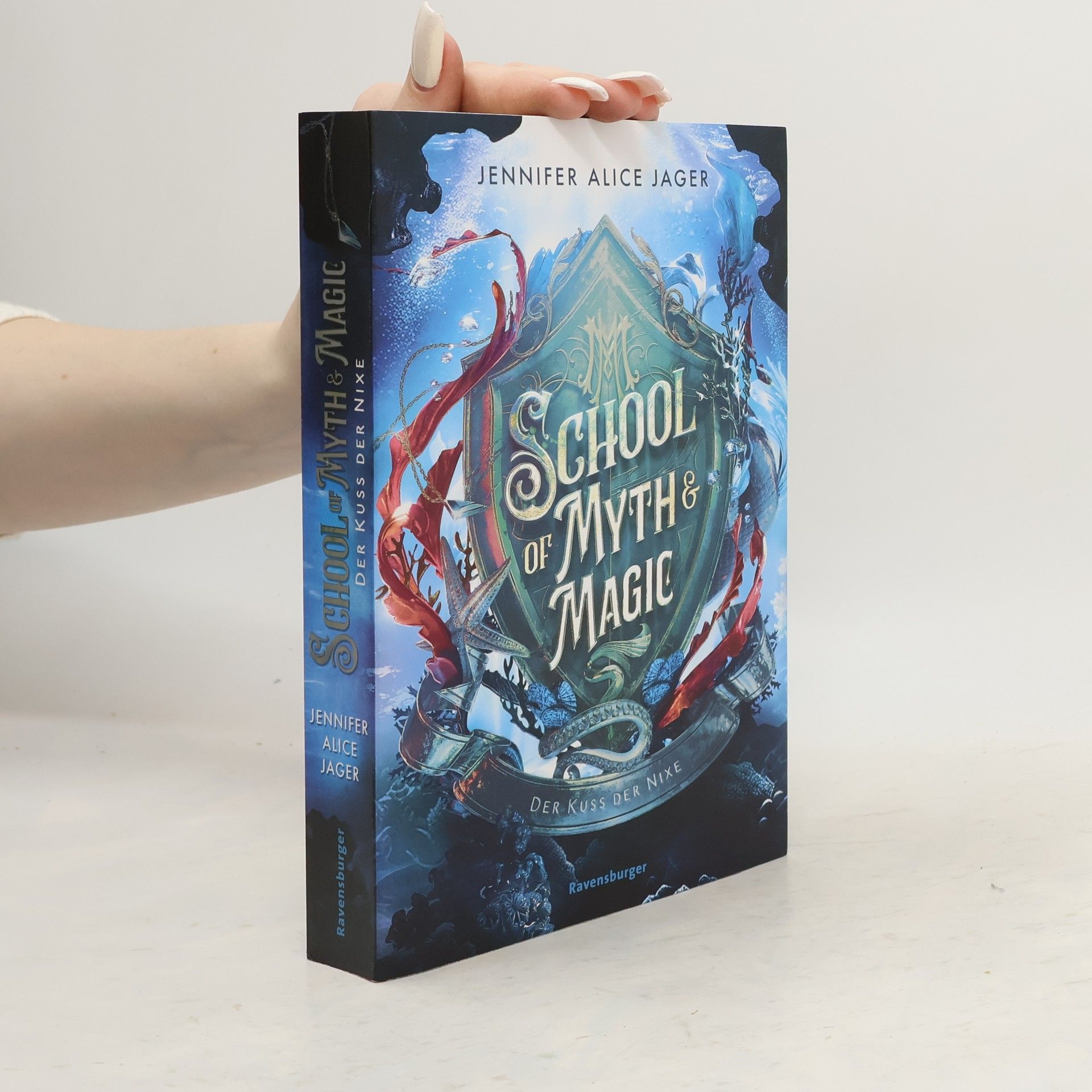 Jennifer Alice Jager School of Myth & Magic, Band 1: Der Kuss der Nixe (Limitierte Auflage mit Farbschnitt und Charakterkarte)