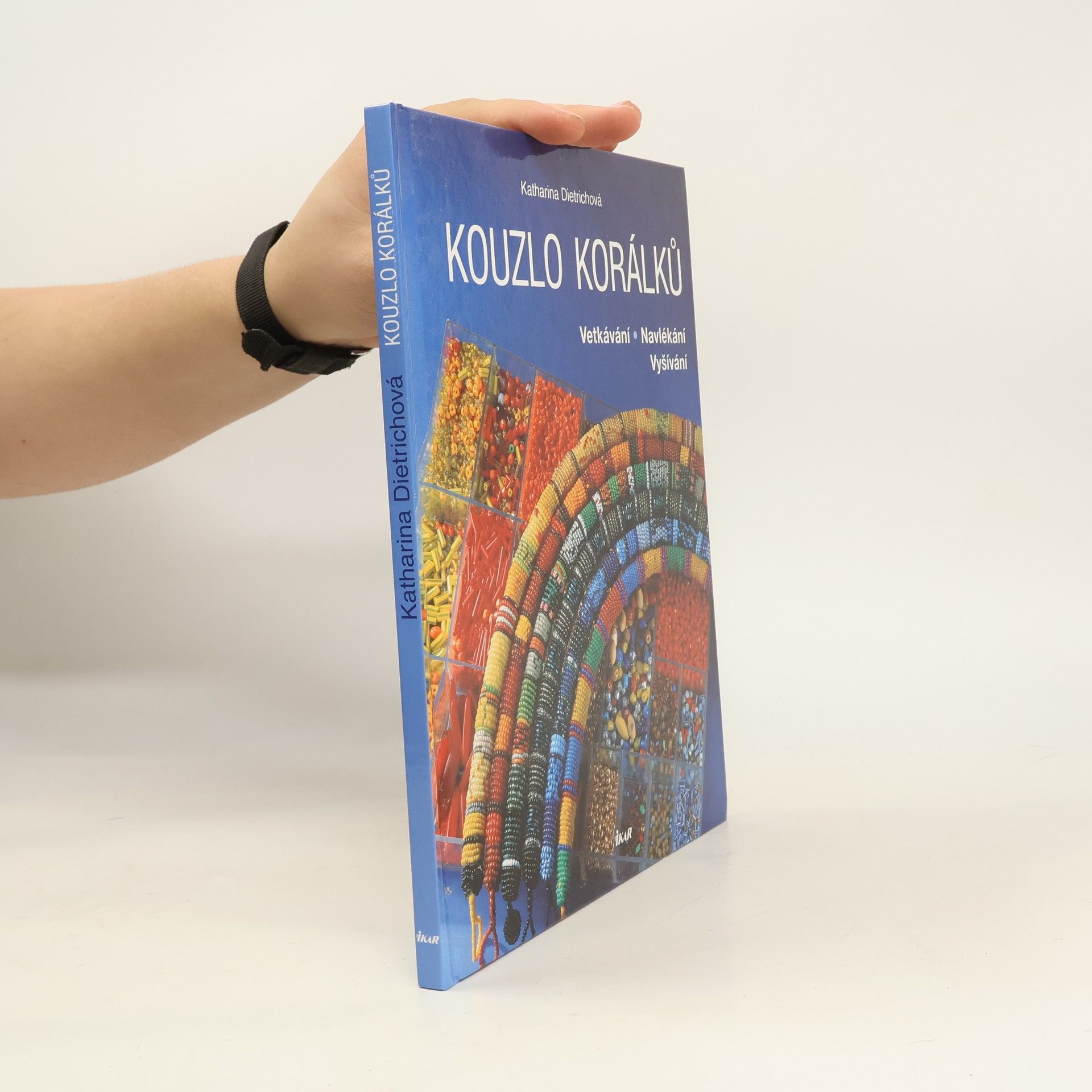 Katharina Dietrich Kouzlo korálků : vetkávání, navlékání, vyšívání