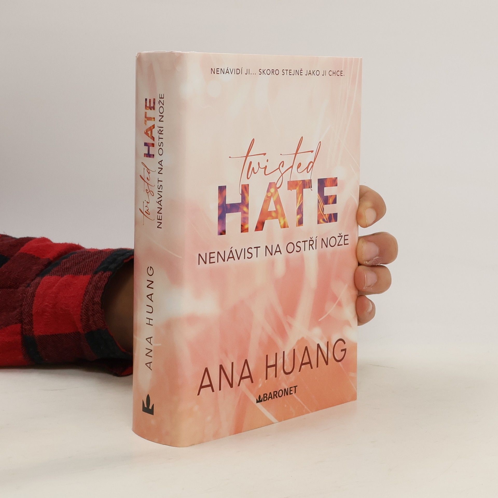 Twisted Hate: Nenávist na ostří nože