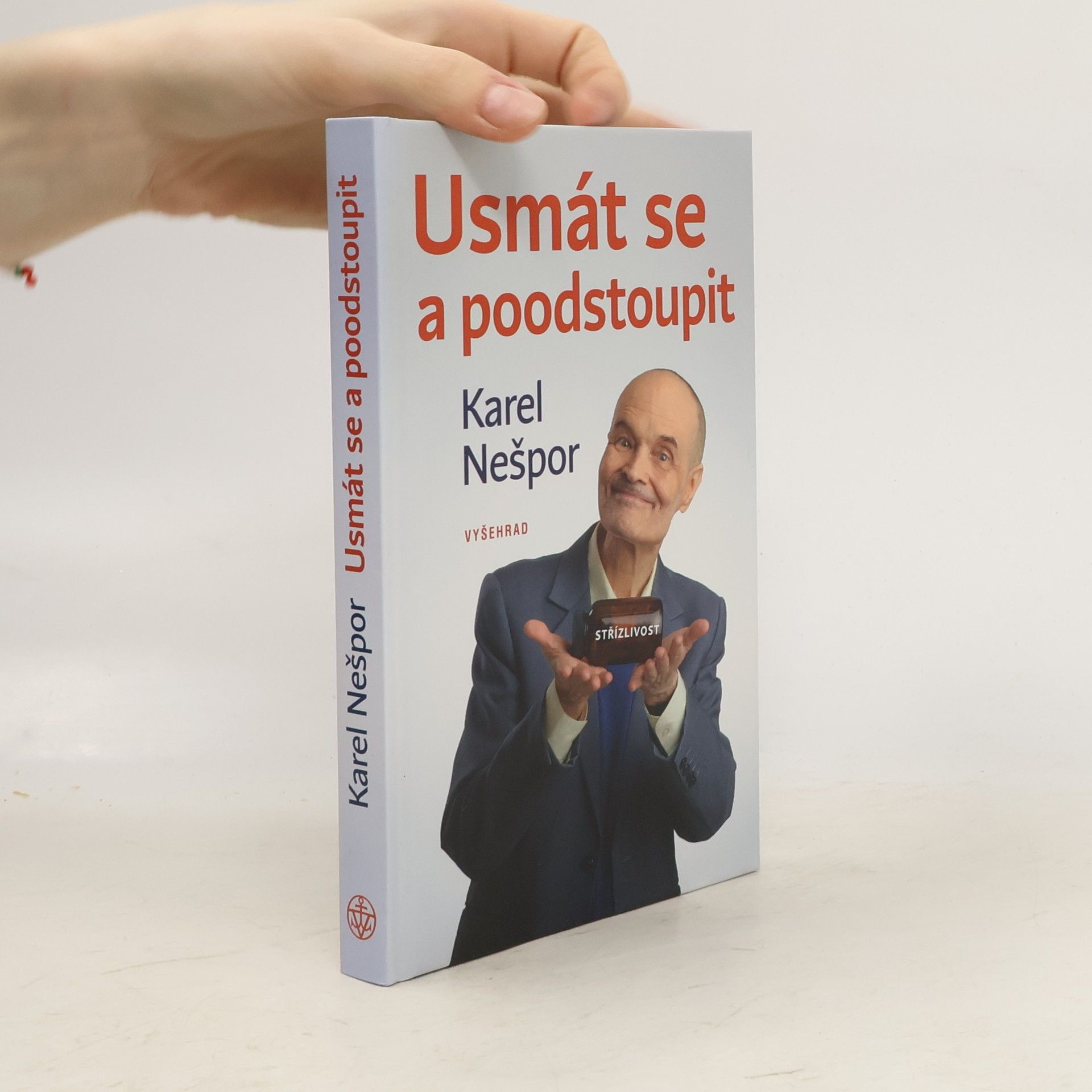 Usmát se a poodstoupit