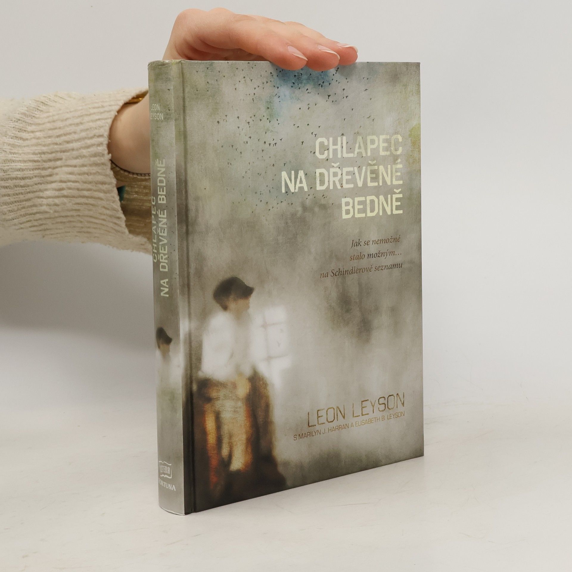 Leon Leyson Chlapec na dřevěné bedně