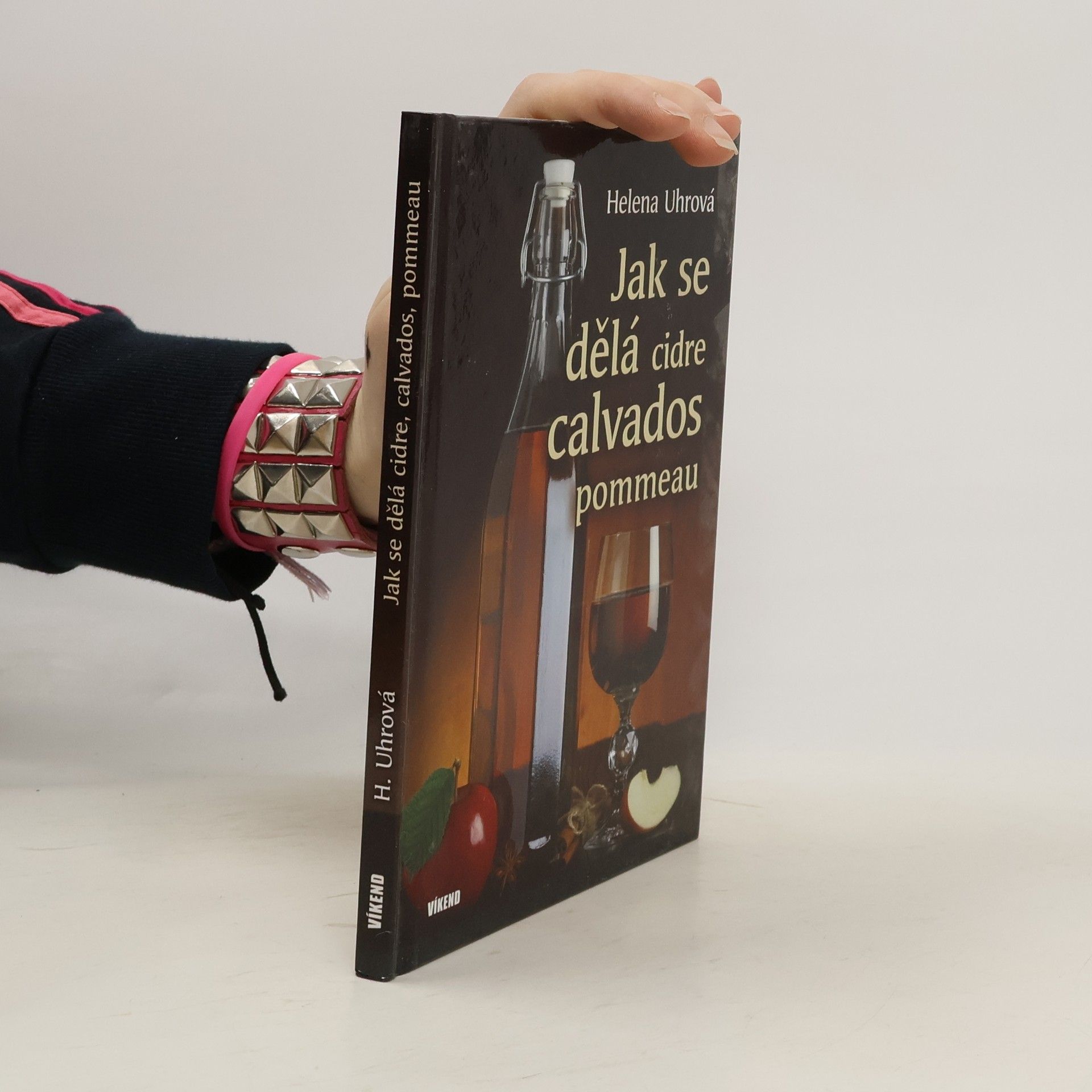 Helena Uhrová Jak se dělá cidre, calvados, pommeau