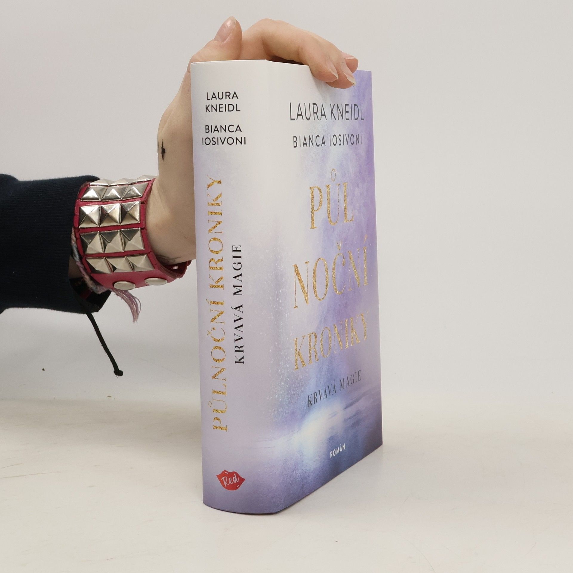 Laura Kneidl Půlnoční kroniky. Krvavá magie