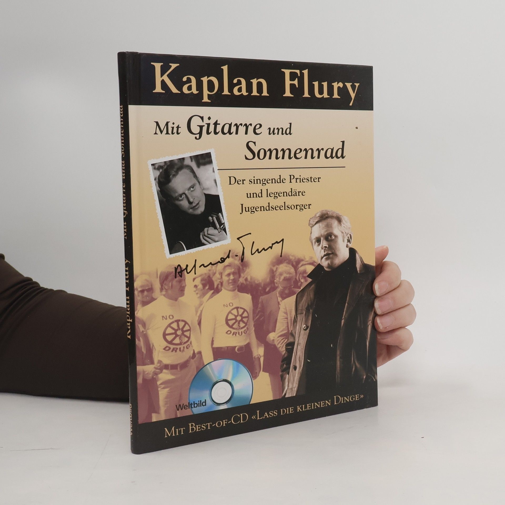 Kaplan Flury mit Gitarre und Sonnenrad