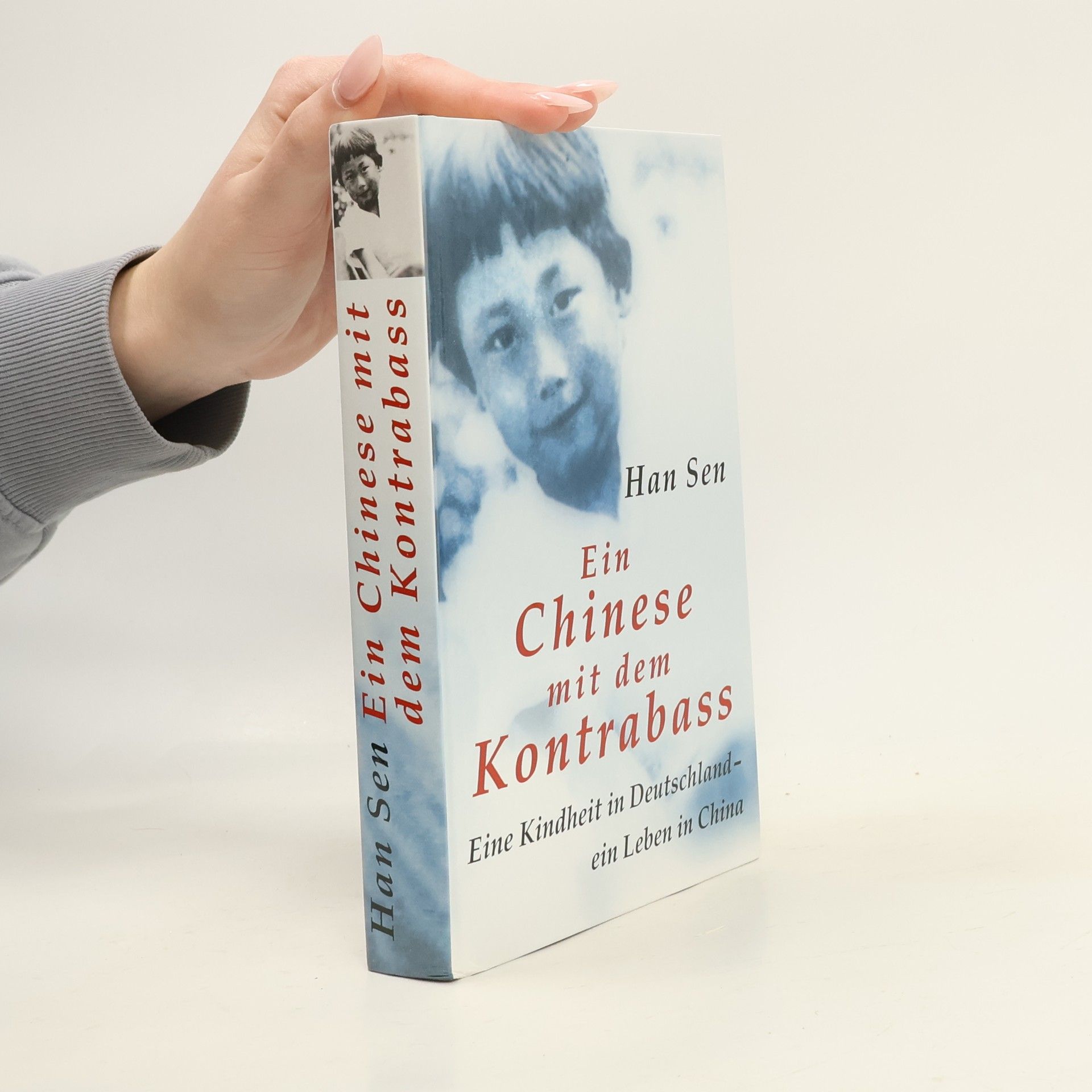 Ein Chinese mit dem Kontrabass