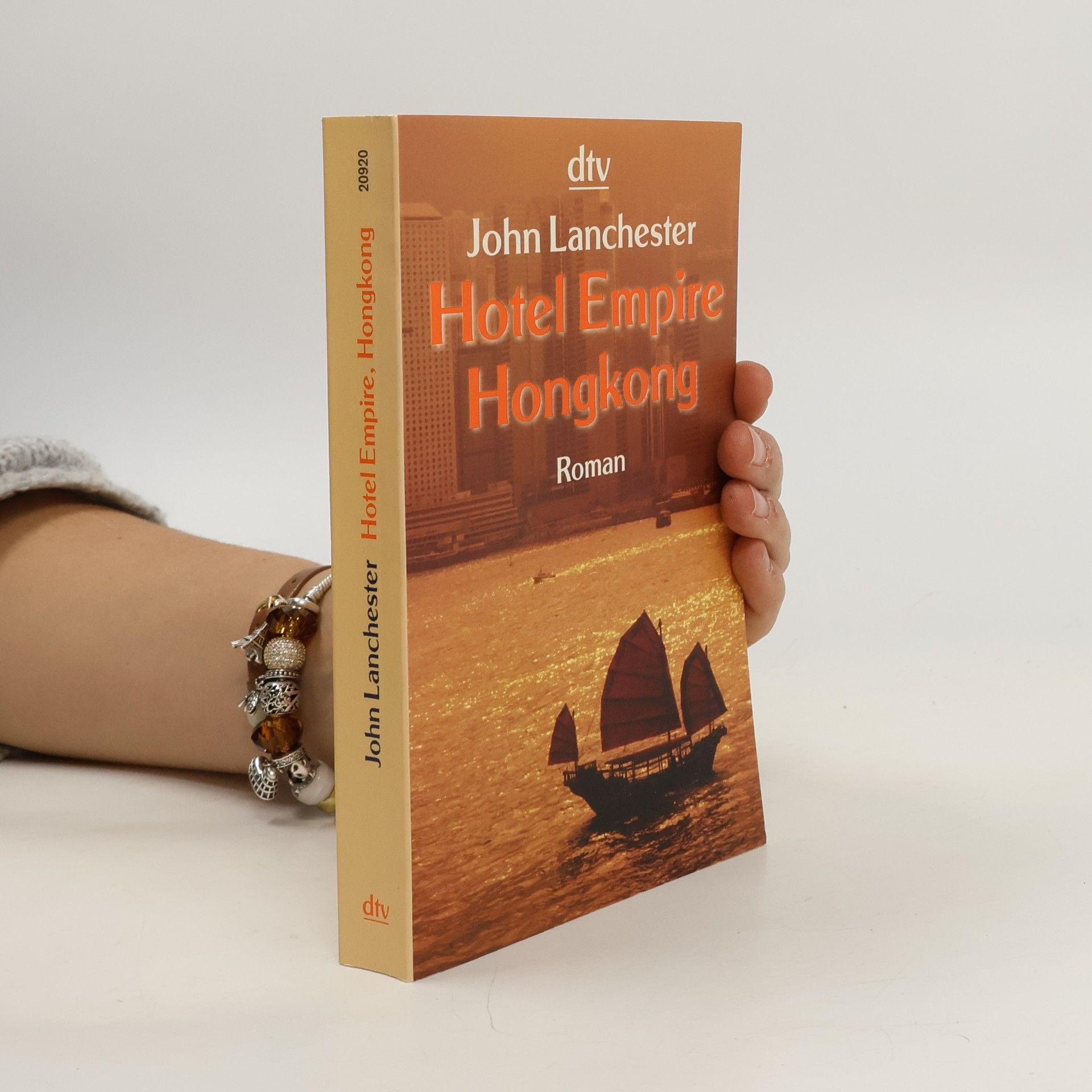 John Lanchester Hotel Empire, Hongkong