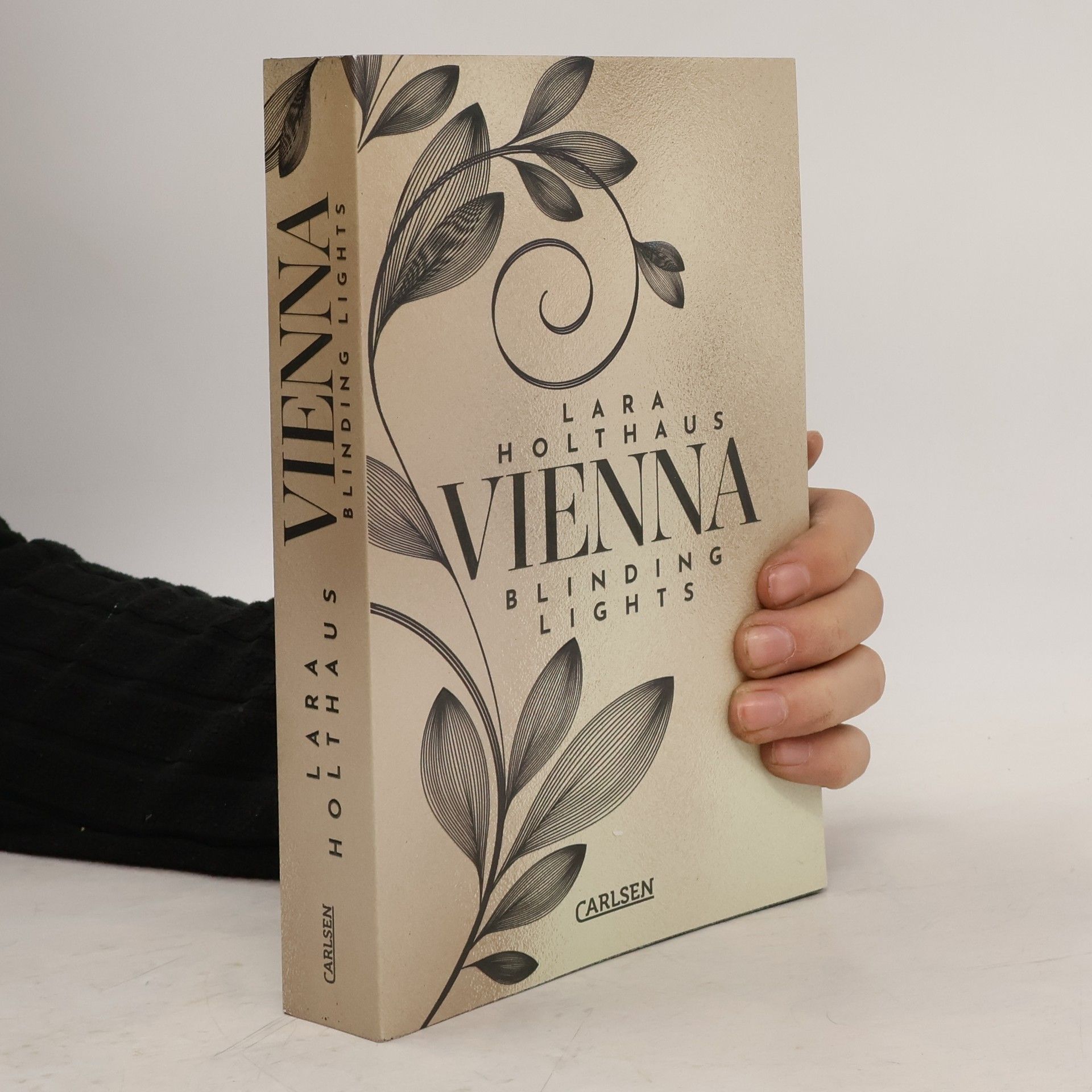 Lara Holthaus Vienna. Blinding Lights