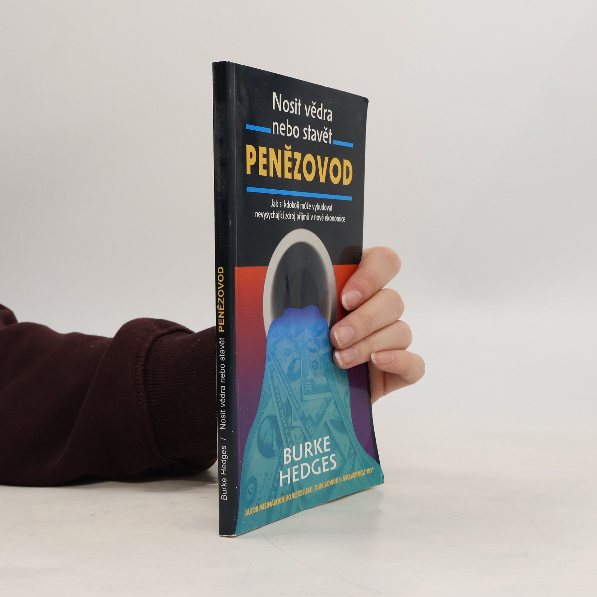 Nosit vědra nebo stavět penězovod