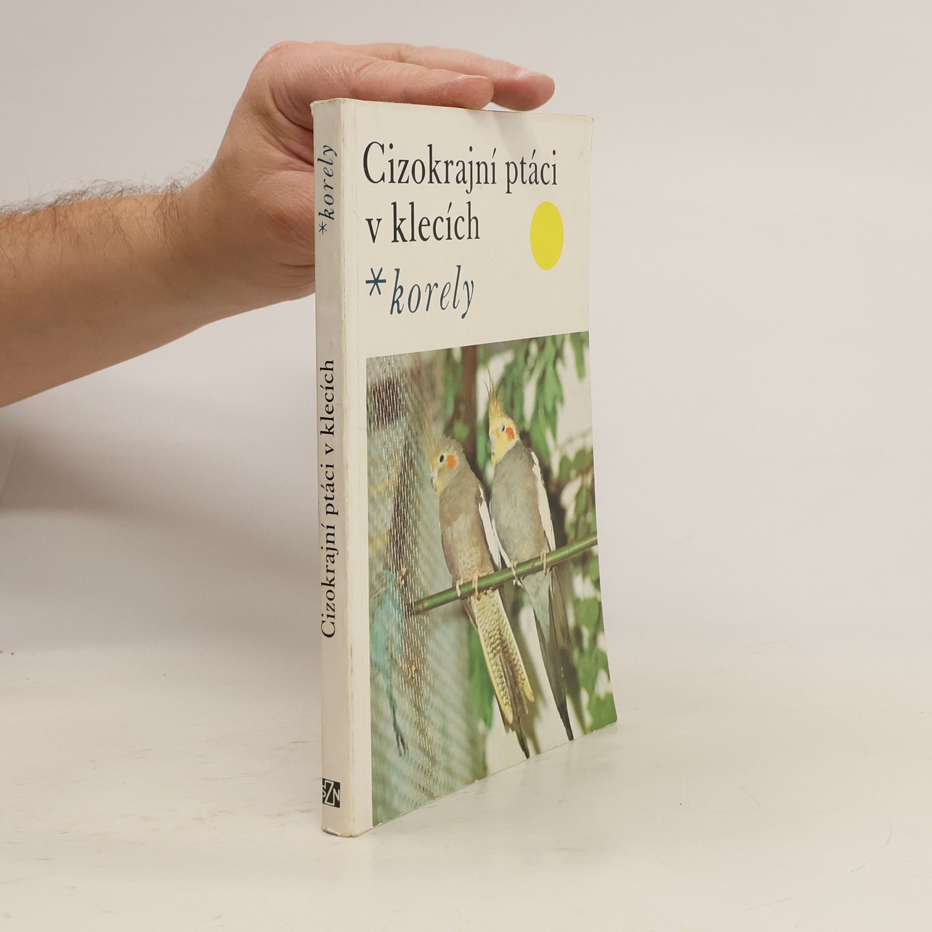 Cizokrajní ptáci v klecích. Korely