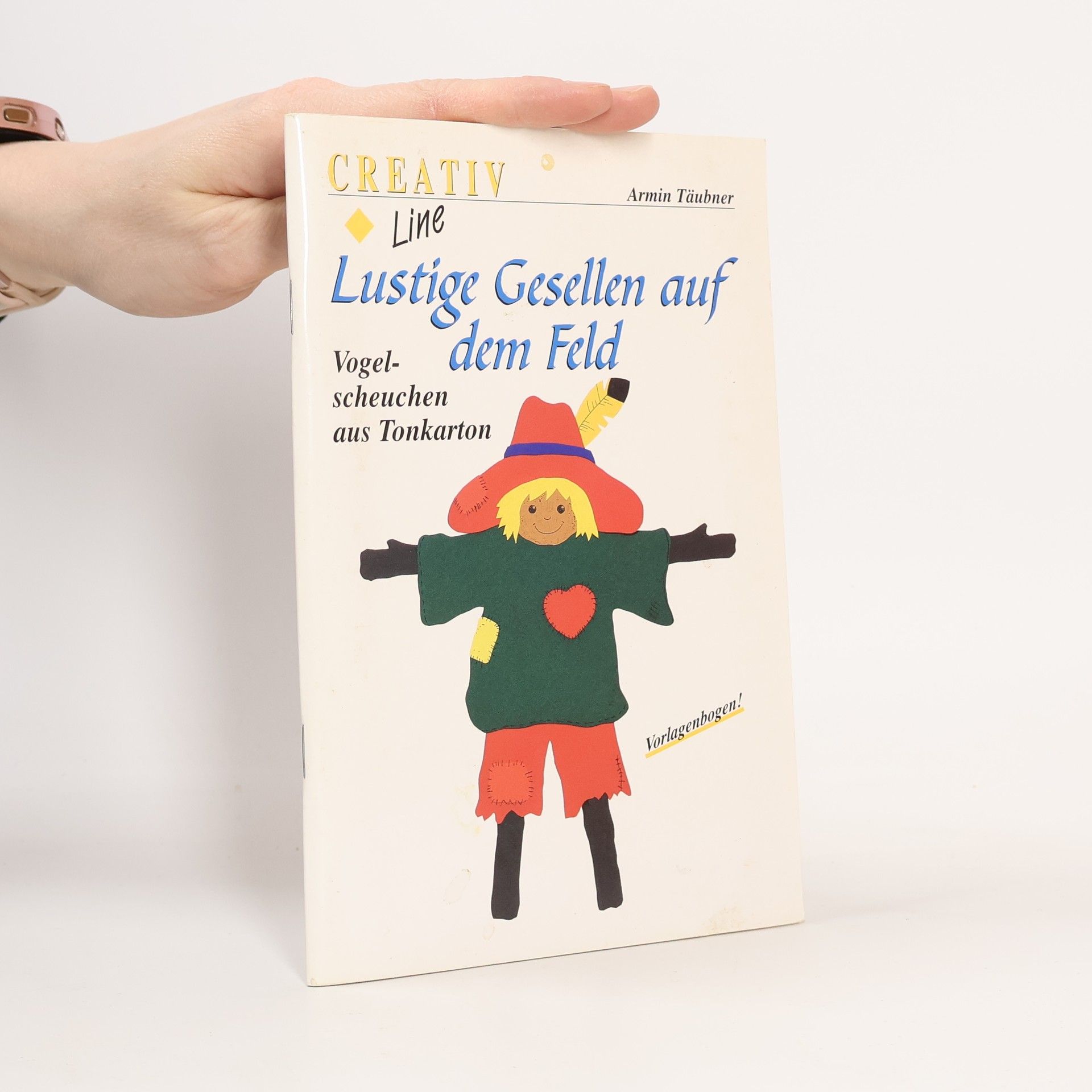 Lustige Gesellen auf dem Feld. Vogelscheuchen aus Tonkarton.