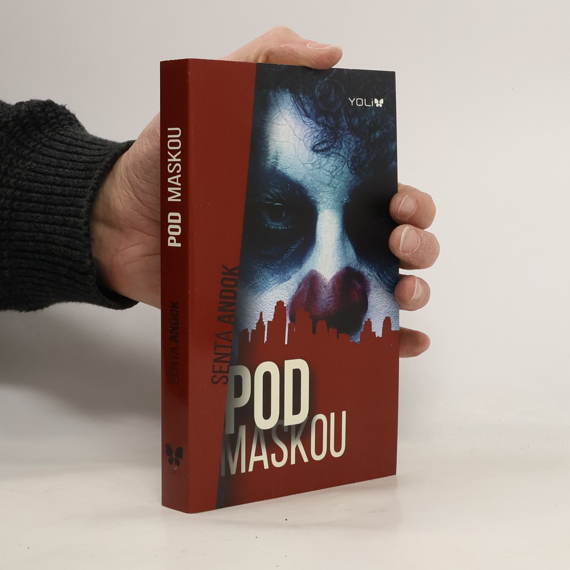 Pod maskou