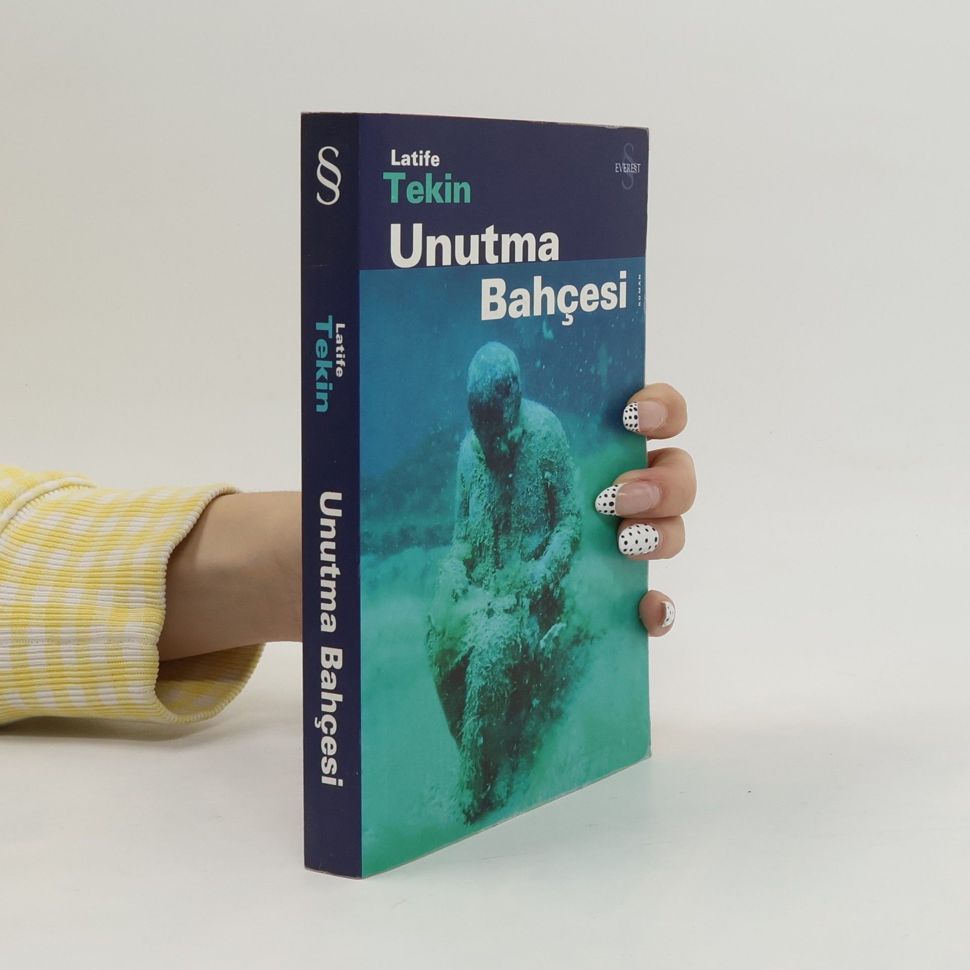 Latife Tekin Unutma Bahçesi