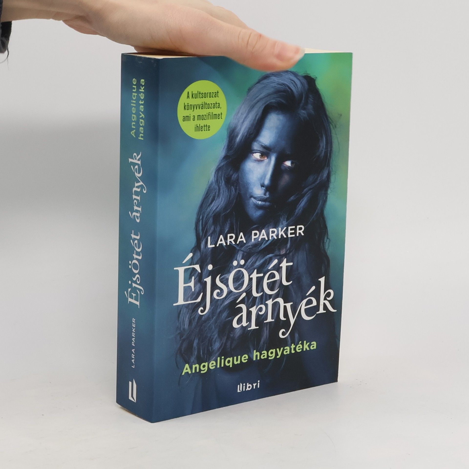 LARA PARKER Éjsötét árnyék