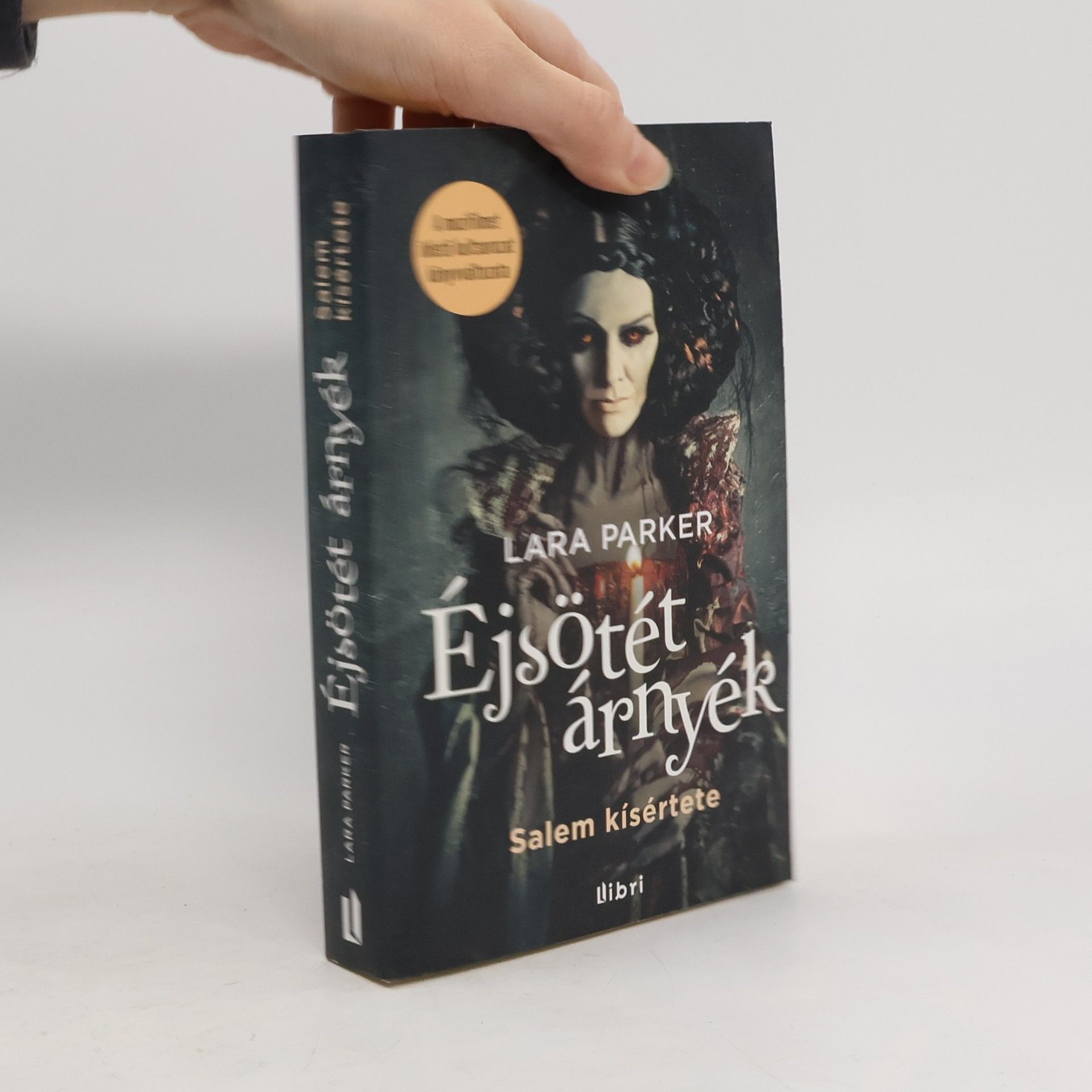 LARA PARKER Éjsötét árnyék