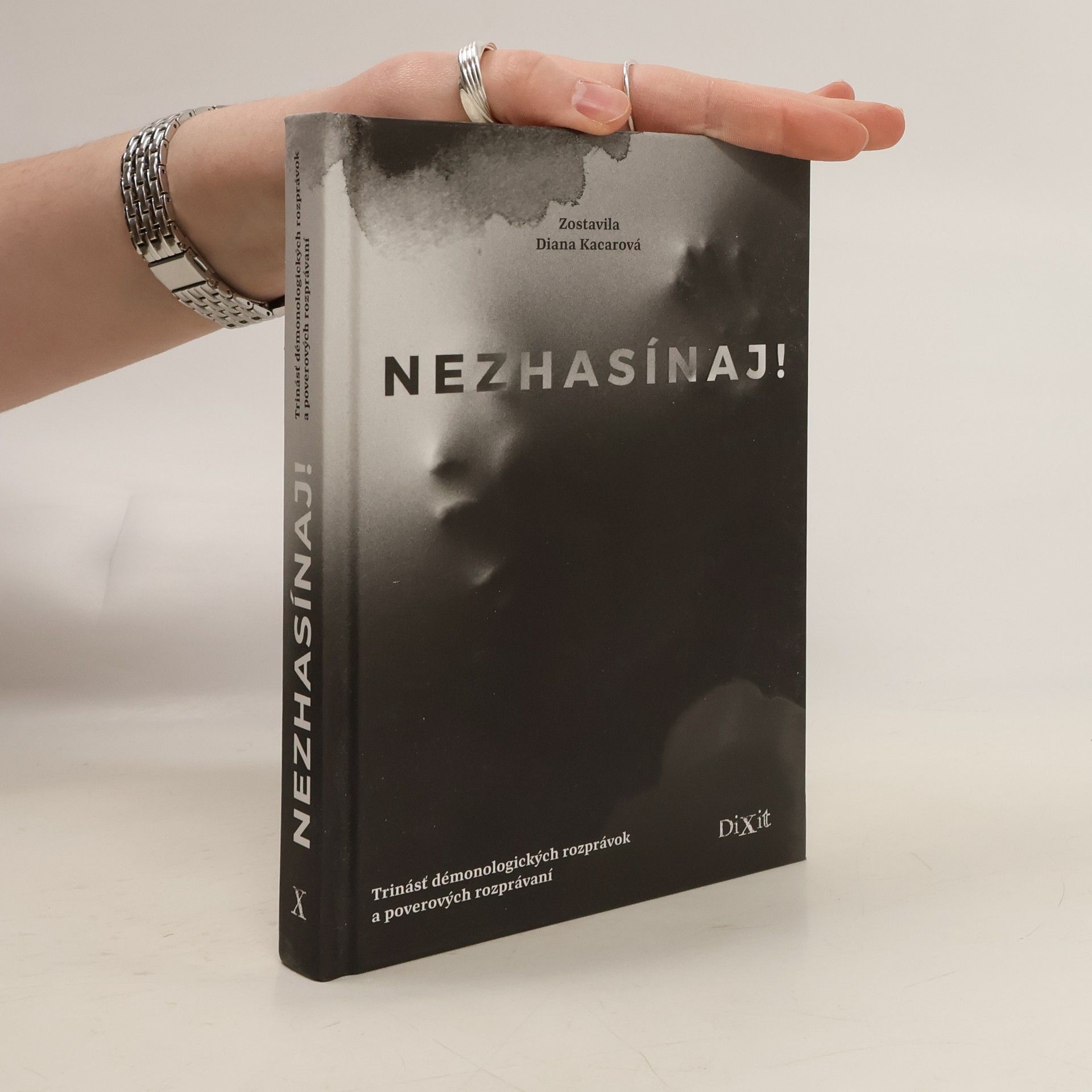 Diana Kacarová Nezhasínaj!