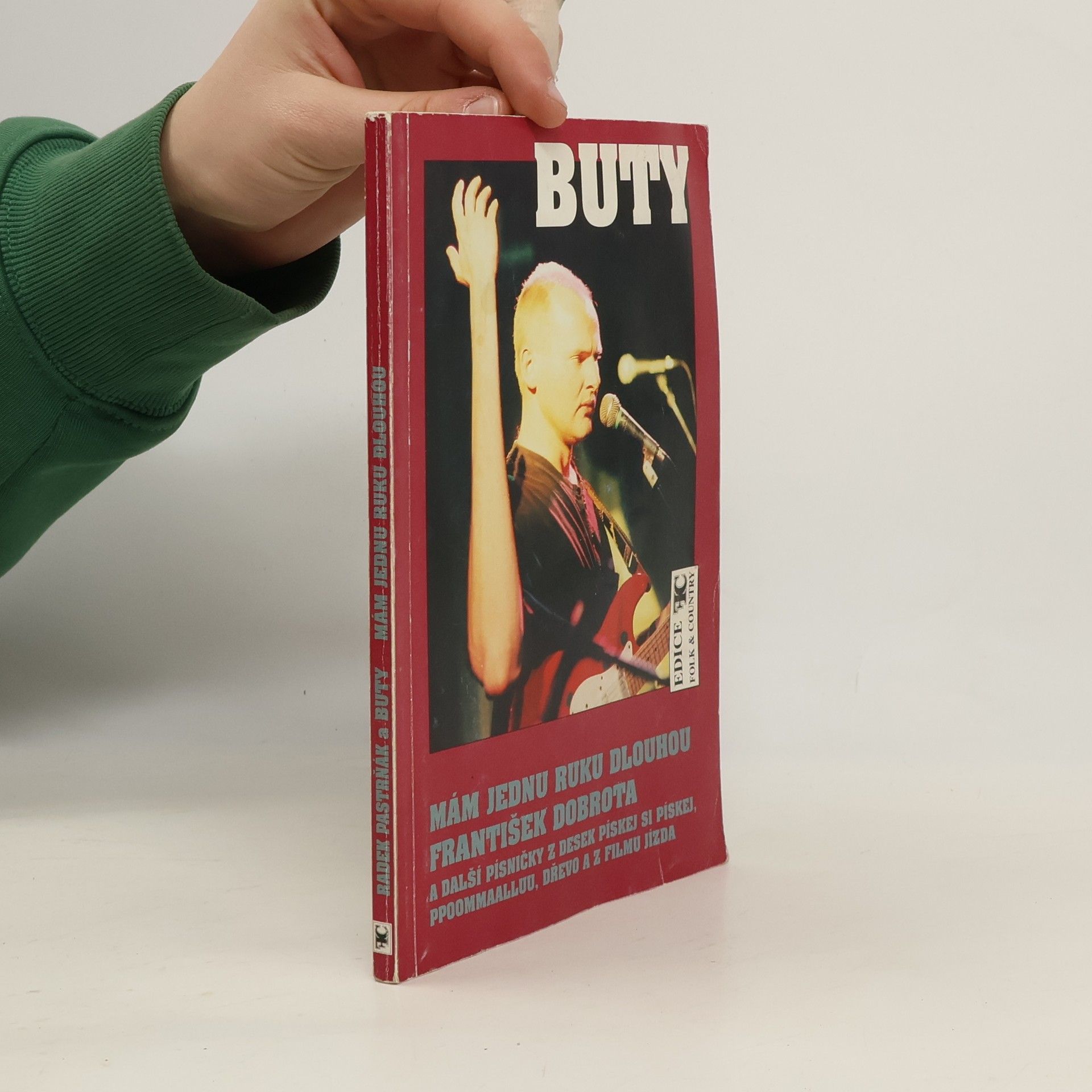 Radek Pastrňák Buty. Mám jednu ruku dlouhou