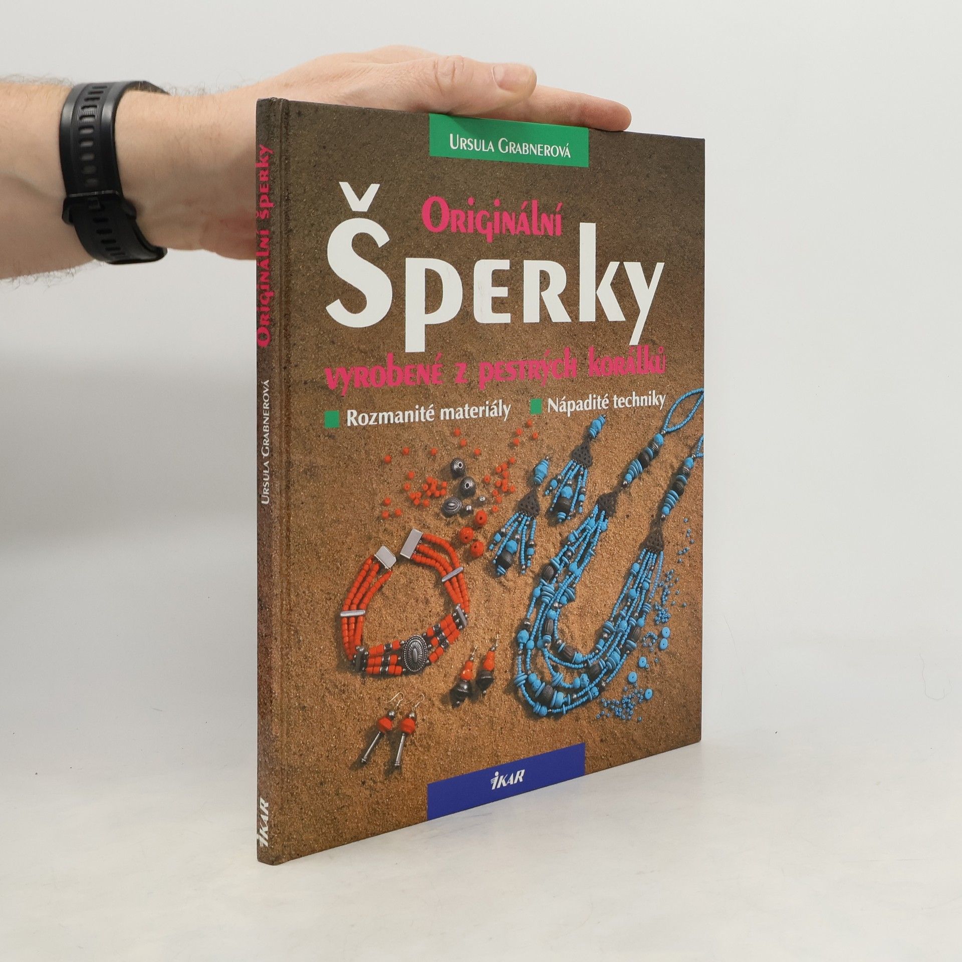 Originální šperky vyrobené z pestrých korálků.